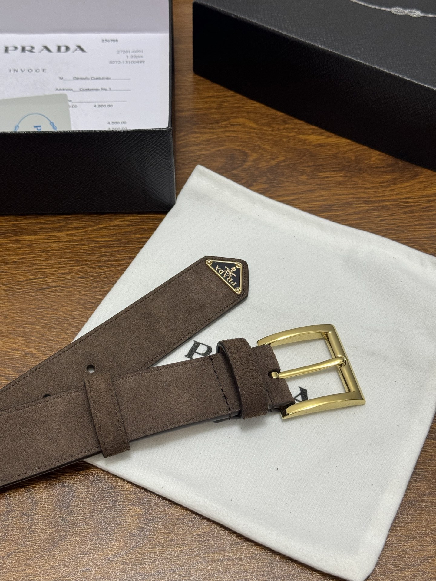 PRADA 3.5cm 颜色：咖啡绒面皮革腰带风格简约之作末端醒目装饰涂珐琅三角形金属徽标 每个细节都体