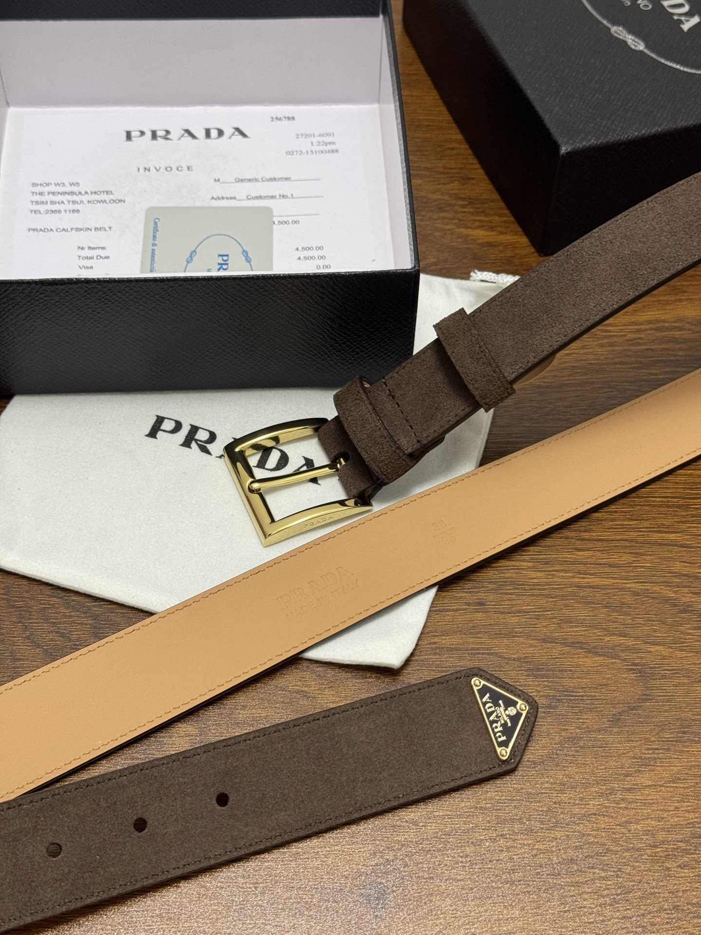 PRADA 3.5cm 颜色：咖啡绒面皮革腰带风格简约之作末端醒目装饰涂珐琅三角形金属徽标 每个细节都体