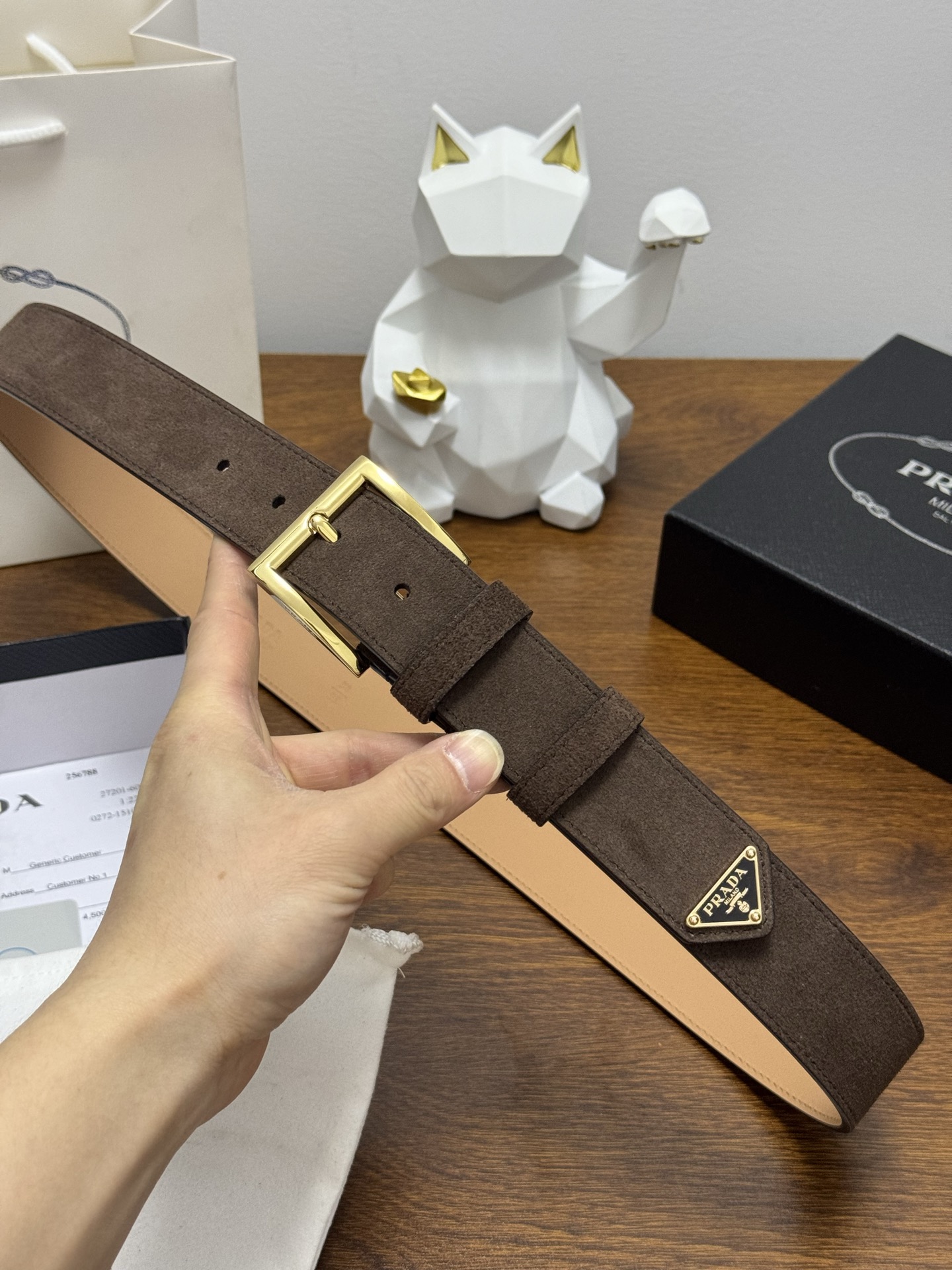 PRADA 3.5cm 颜色：咖啡绒面皮革腰带风格简约之作末端醒目装饰涂珐琅三角形金属徽标 每个细节都体