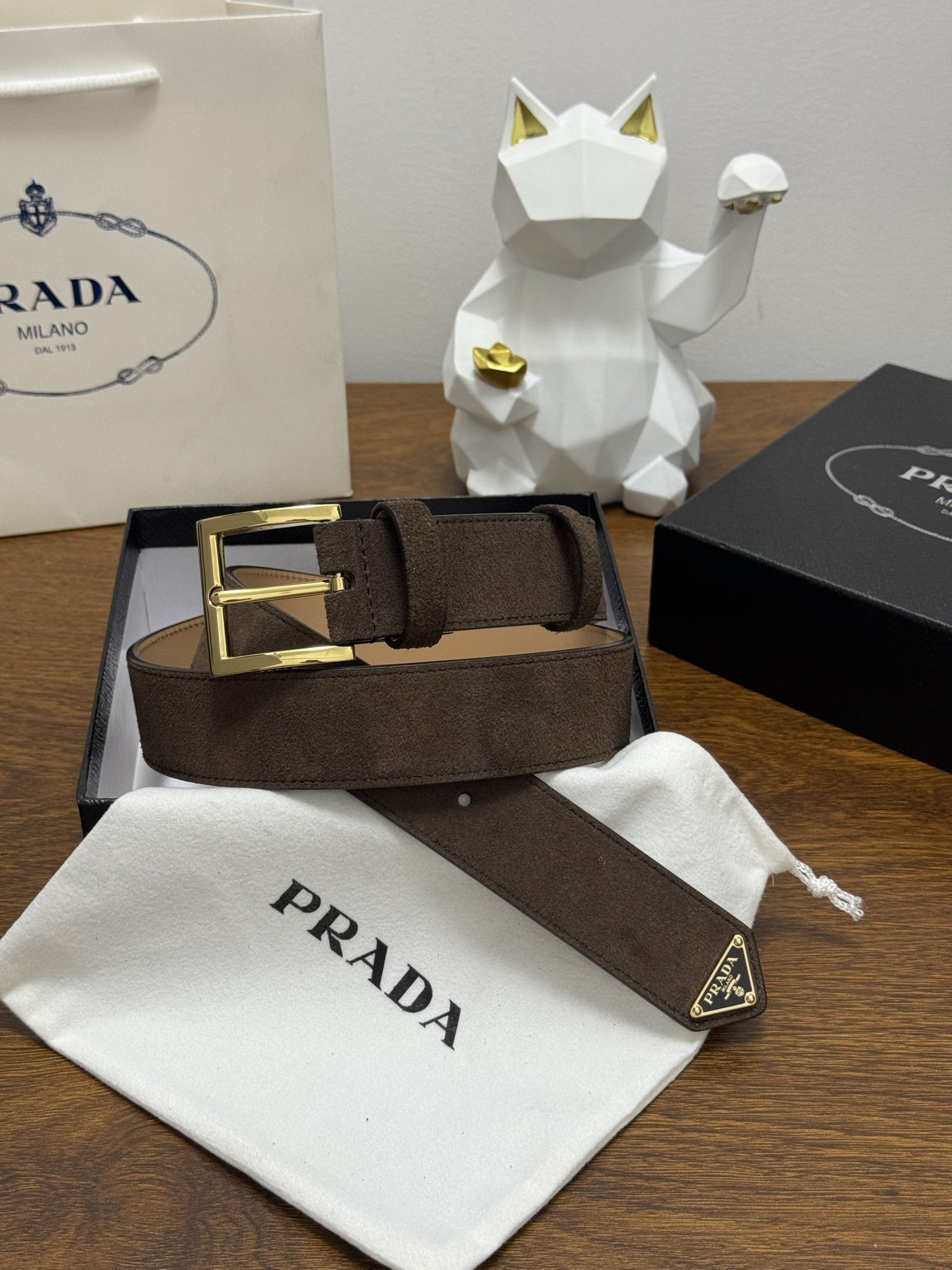 PRADA 3.5cm 颜色：咖啡绒面皮革腰带风格简约之作末端醒目装饰涂珐琅三角形金属徽标 每个细节都体