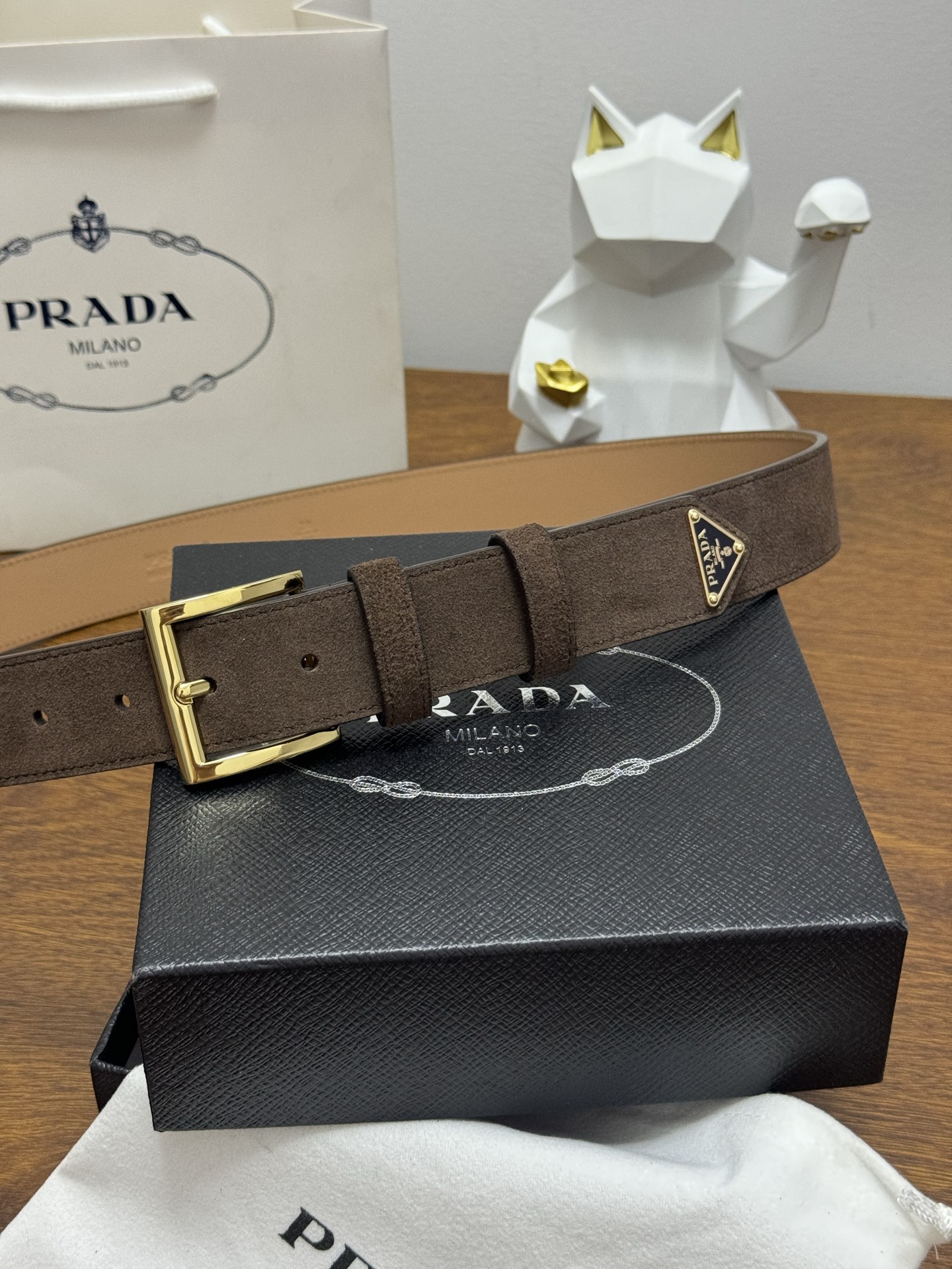 PRADA 3.5cm 颜色：咖啡绒面皮革腰带风格简约之作末端醒目装饰涂珐琅三角形金属徽标 每个细节都体