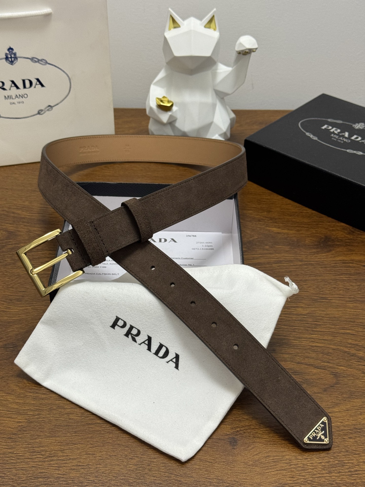 PRADA 3.5cm 颜色：咖啡绒面皮革腰带风格简约之作末端醒目装饰涂珐琅三角形金属徽标 每个细节都体