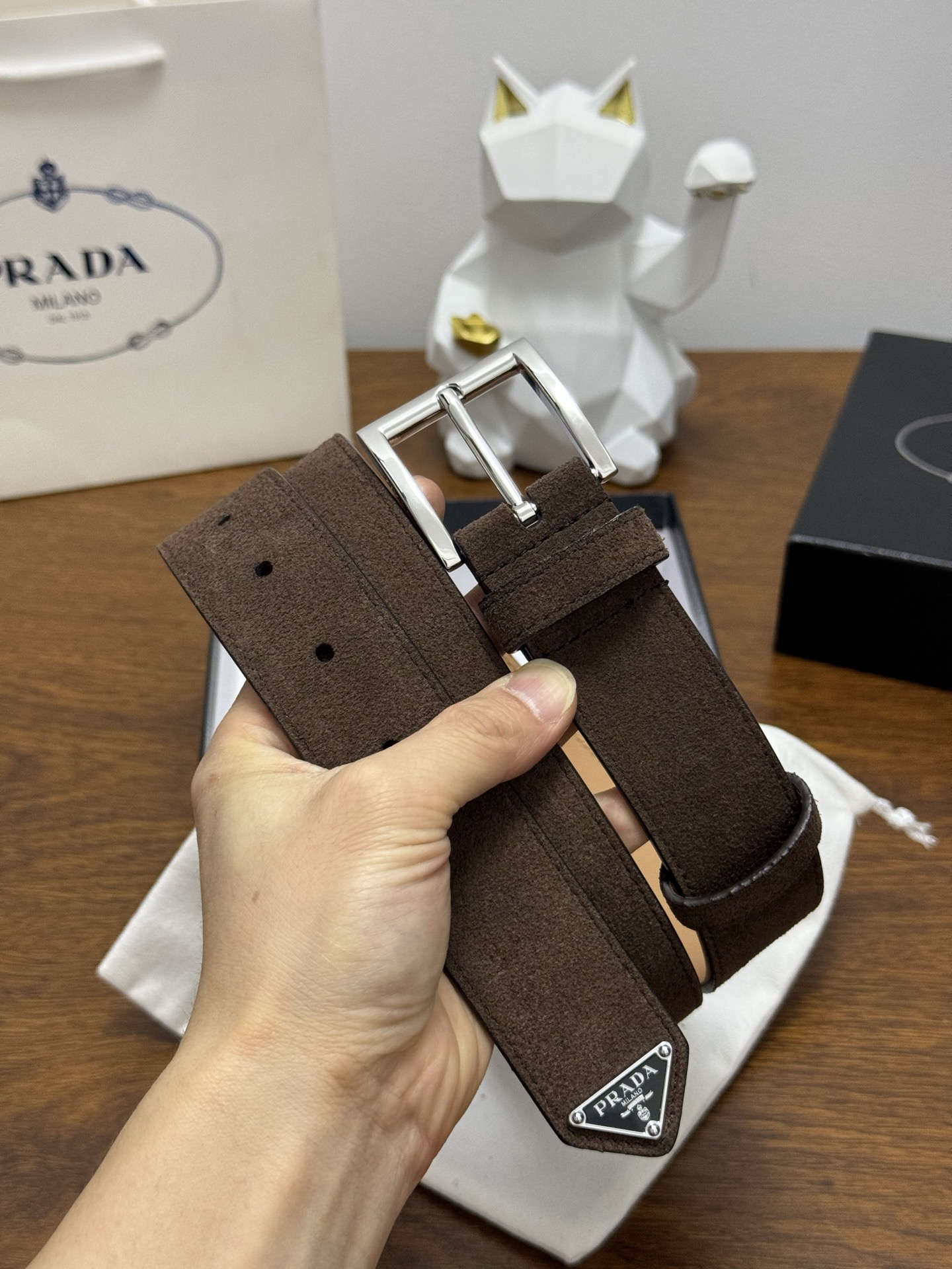 PRADA 3.5cm 颜色：咖啡绒面皮革腰带风格简约之作末端醒目装饰涂珐琅三角形金属徽标 每个细节都体