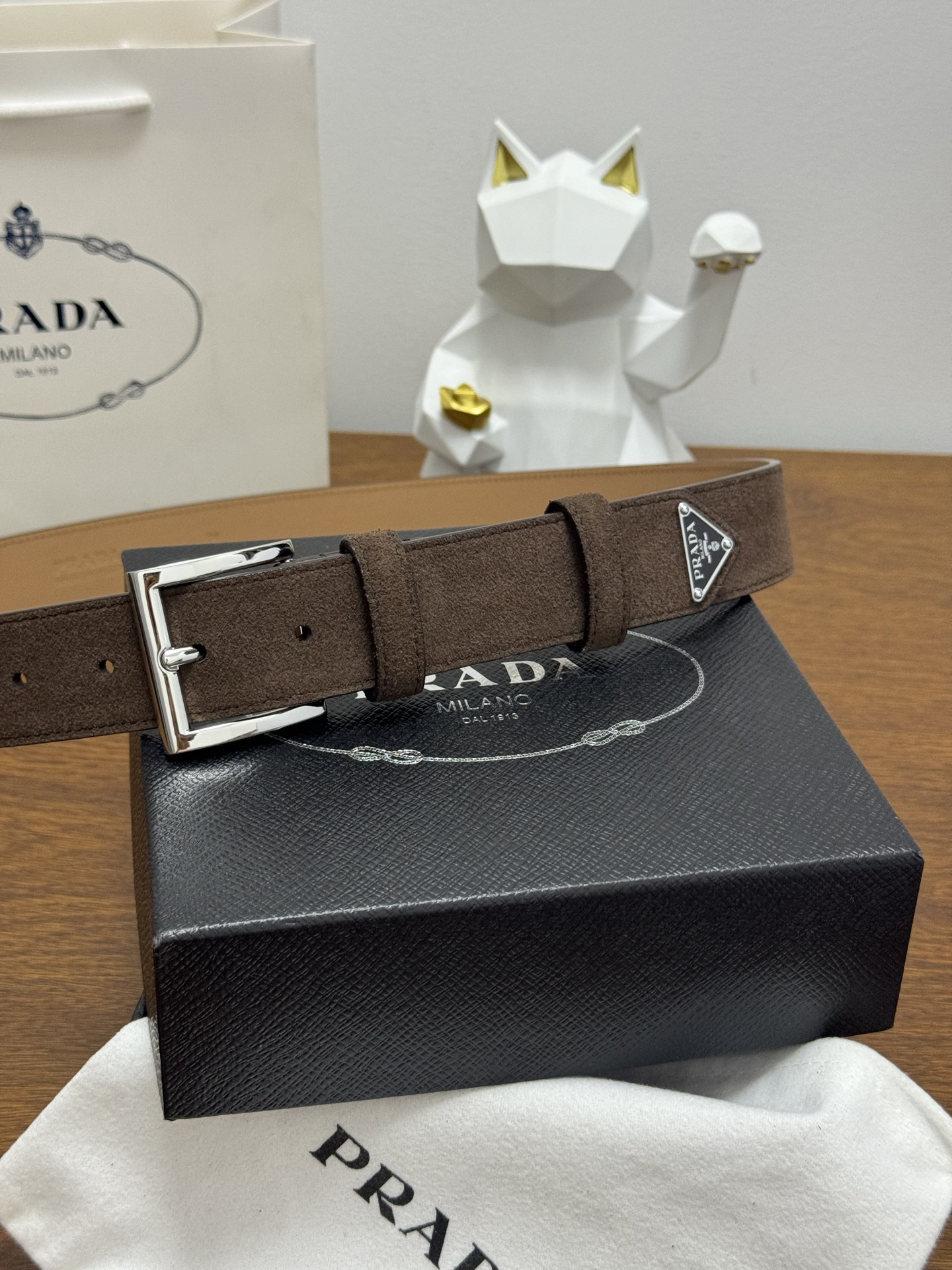 PRADA 3.5cm 颜色：咖啡绒面皮革腰带风格简约之作末端醒目装饰涂珐琅三角形金属徽标 每个细节都体