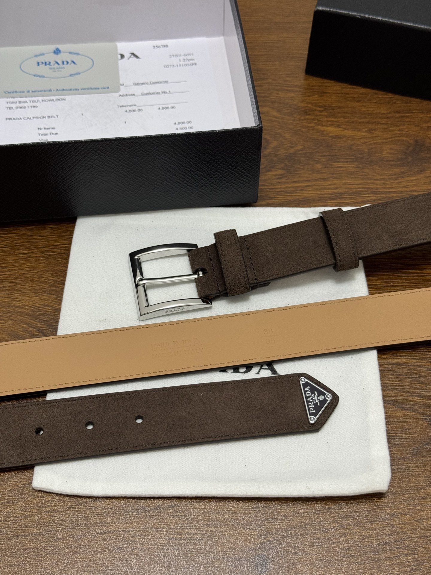 PRADA 3.5cm 颜色：咖啡绒面皮革腰带风格简约之作末端醒目装饰涂珐琅三角形金属徽标 每个细节都体