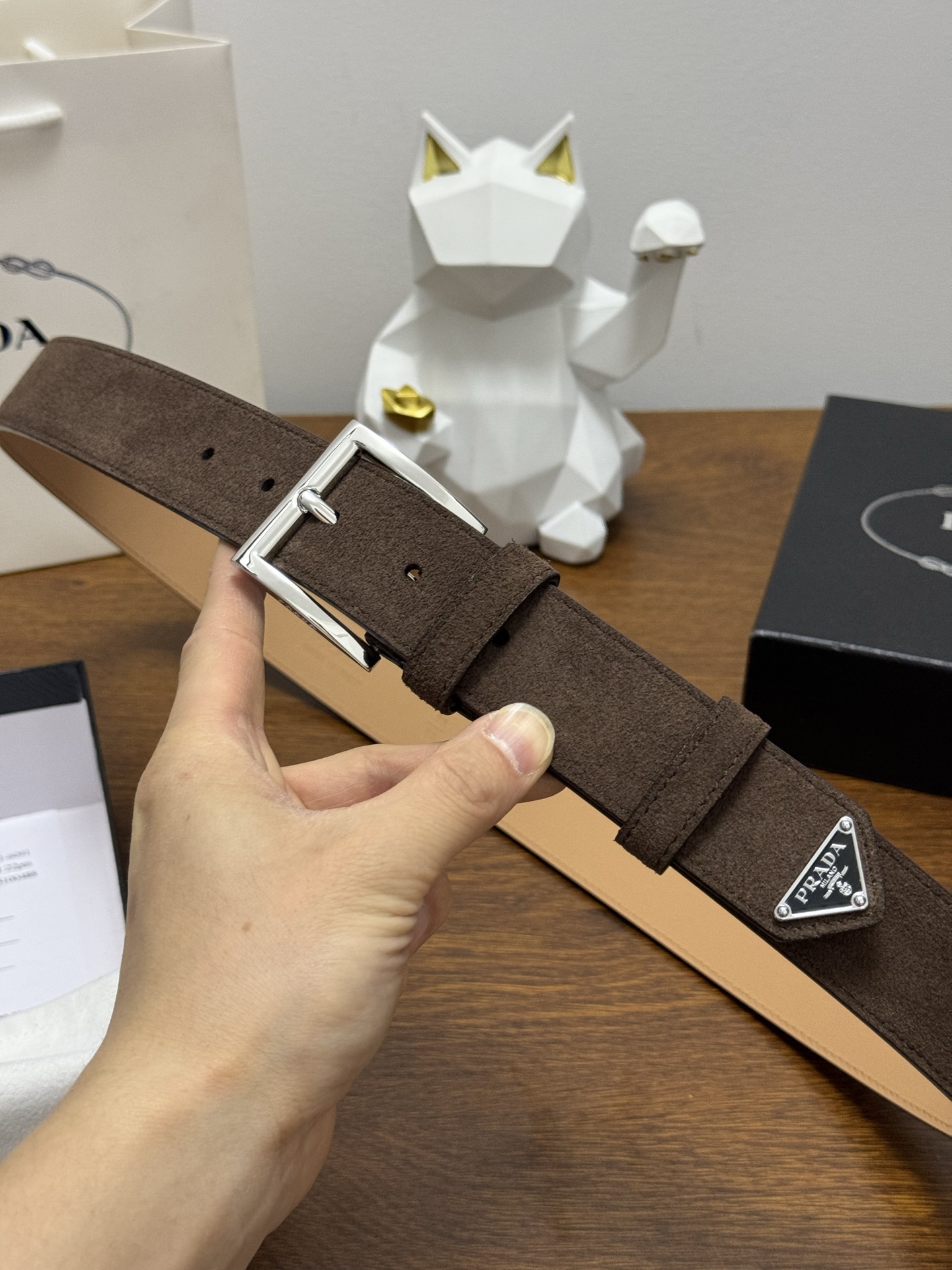 PRADA 3.5cm 颜色：咖啡绒面皮革腰带风格简约之作末端醒目装饰涂珐琅三角形金属徽标 每个细节都体