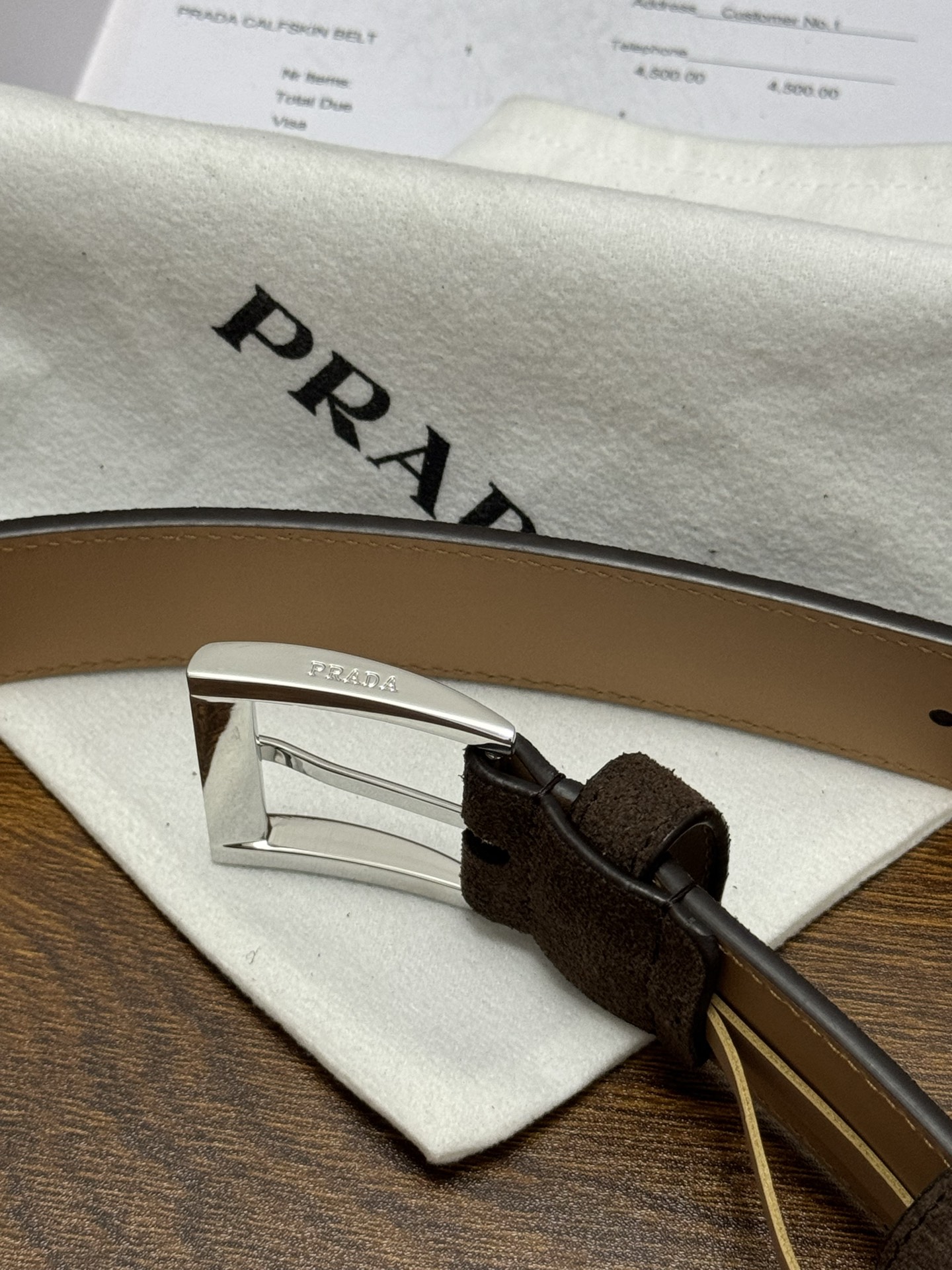 PRADA 3.5cm 颜色：咖啡绒面皮革腰带风格简约之作末端醒目装饰涂珐琅三角形金属徽标 每个细节都体