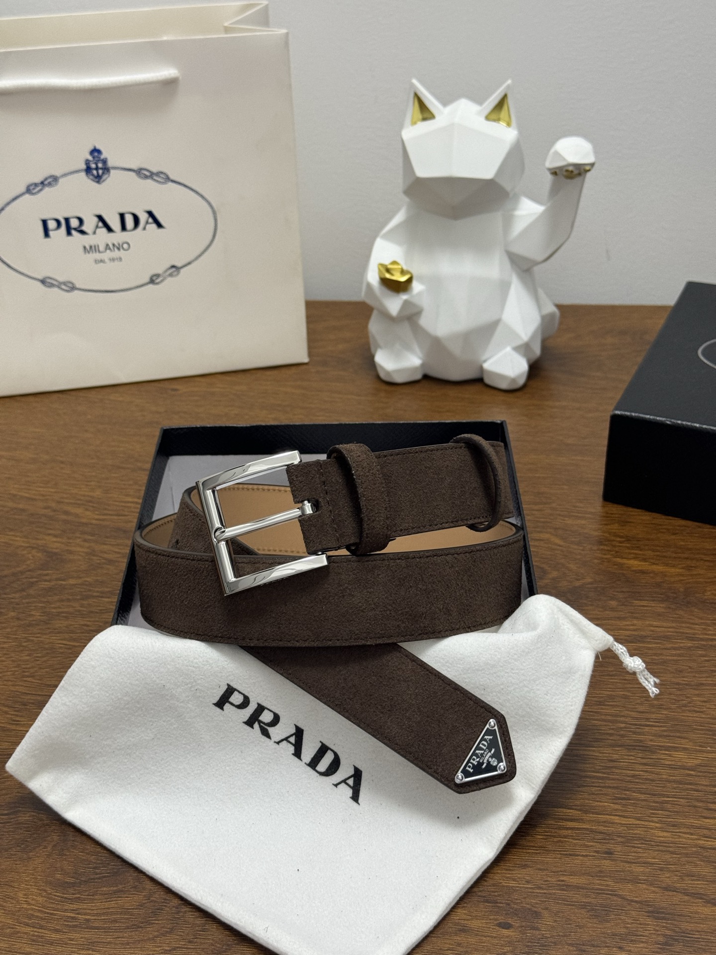 PRADA 3.5cm 颜色：咖啡绒面皮革腰带风格简约之作末端醒目装饰涂珐琅三角形金属徽标 每个细节都体