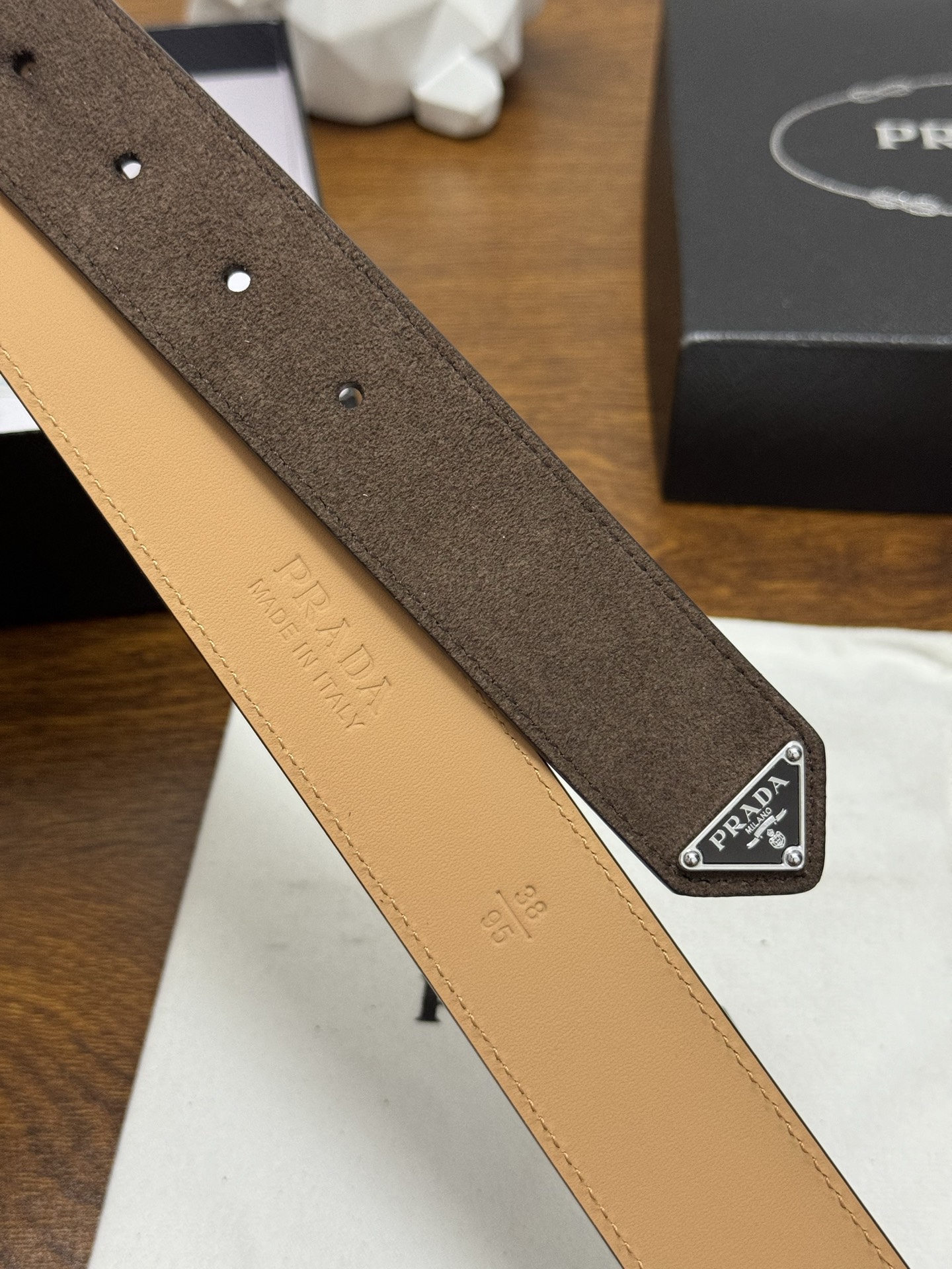 PRADA 3.5cm 颜色：咖啡绒面皮革腰带风格简约之作末端醒目装饰涂珐琅三角形金属徽标 每个细节都体