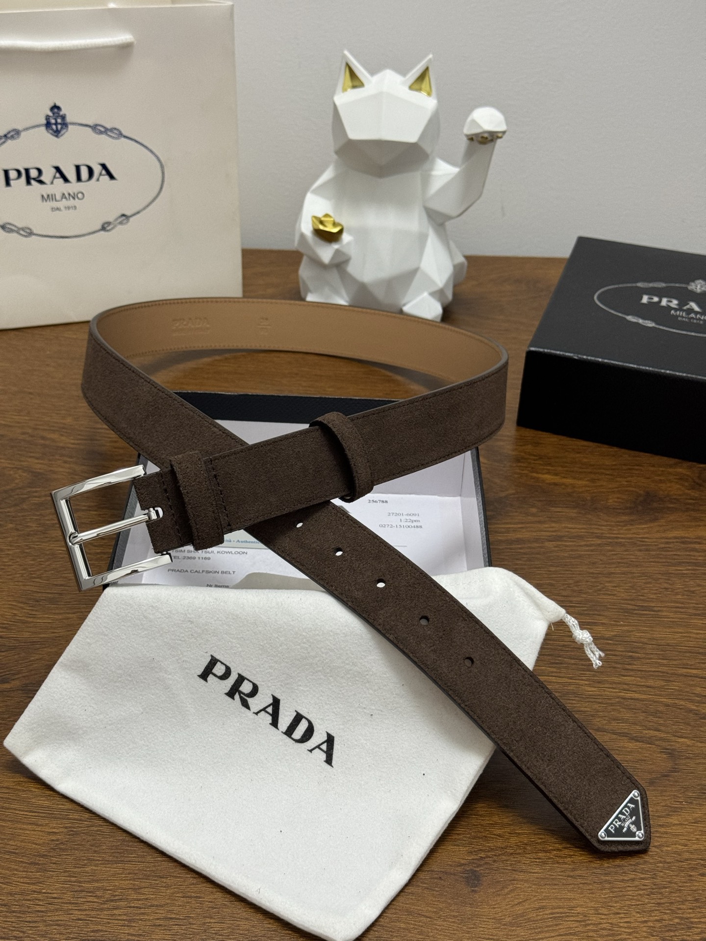 PRADA 3.5cm 颜色：咖啡绒面皮革腰带风格简约之作末端醒目装饰涂珐琅三角形金属徽标 每个细节都体