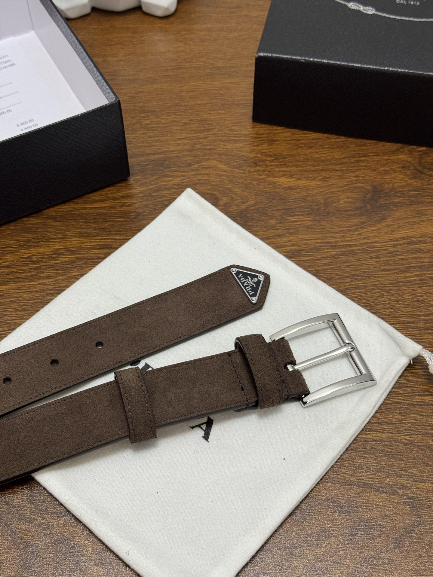 PRADA 3.5cm 颜色：咖啡绒面皮革腰带风格简约之作末端醒目装饰涂珐琅三角形金属徽标 每个细节都体