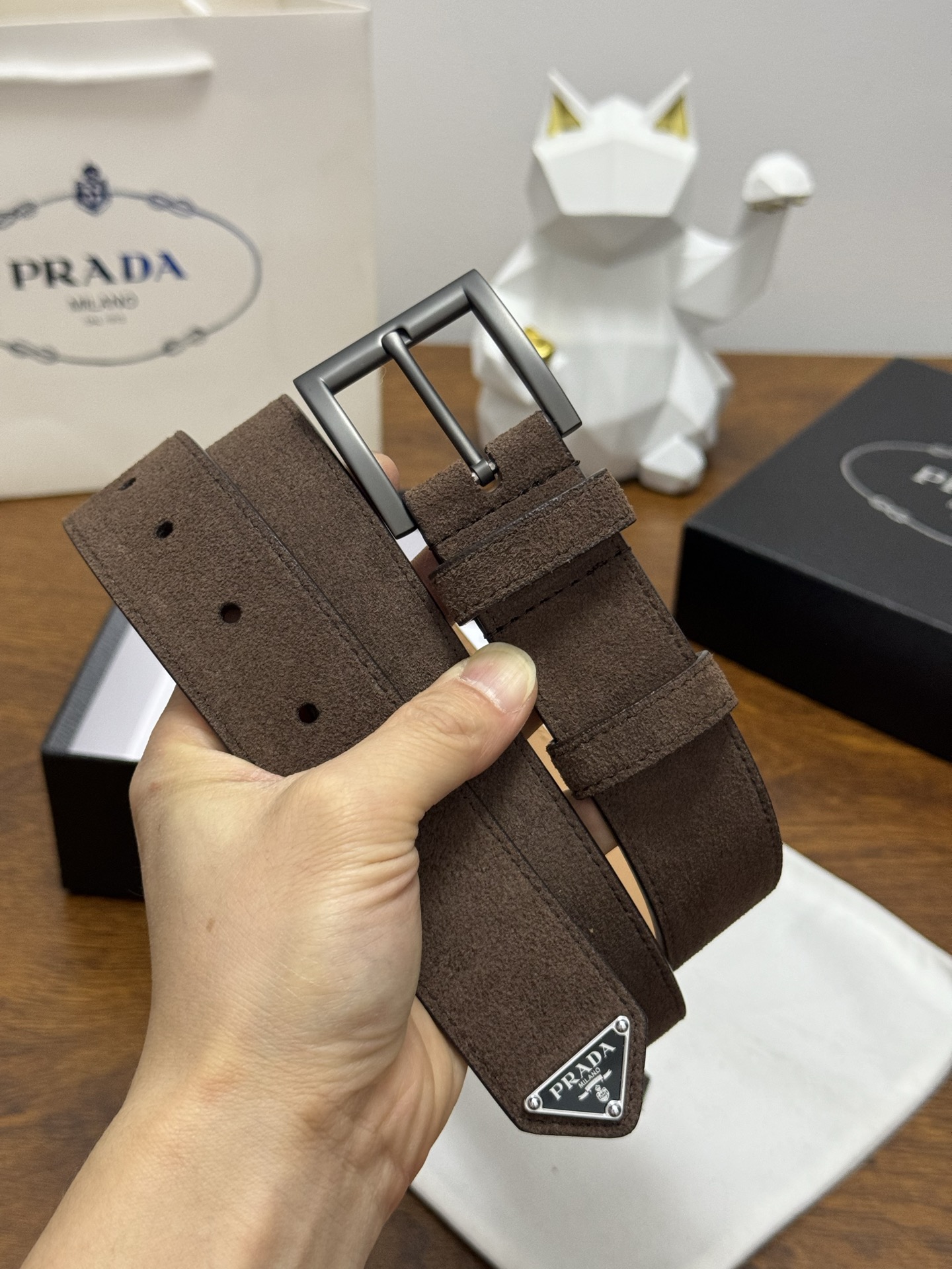 PRADA 3.5cm 颜色：咖啡绒面皮革腰带风格简约之作末端醒目装饰涂珐琅三角形金属徽标 每个细节都体