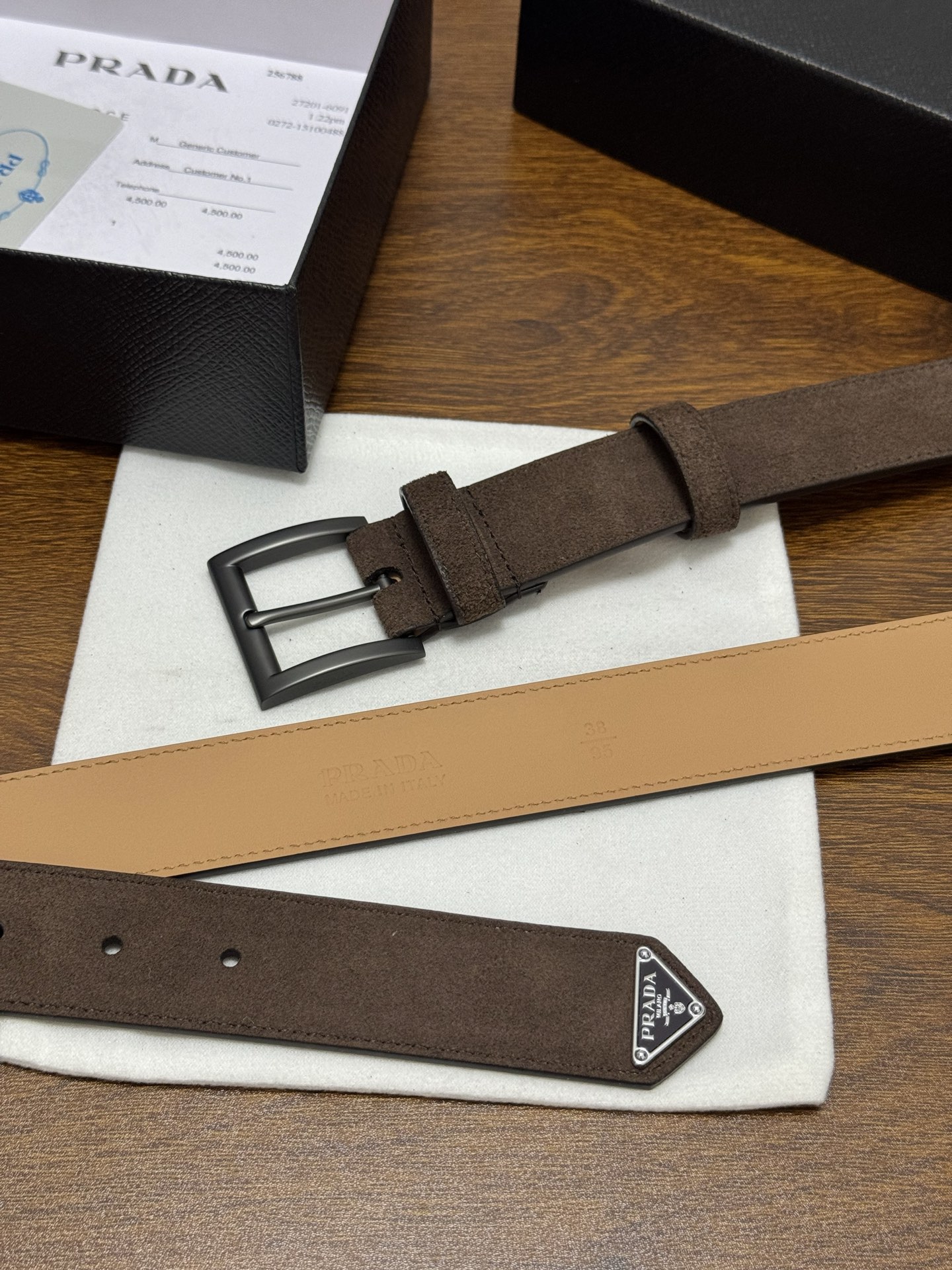 PRADA 3.5cm 颜色：咖啡绒面皮革腰带风格简约之作末端醒目装饰涂珐琅三角形金属徽标 每个细节都体