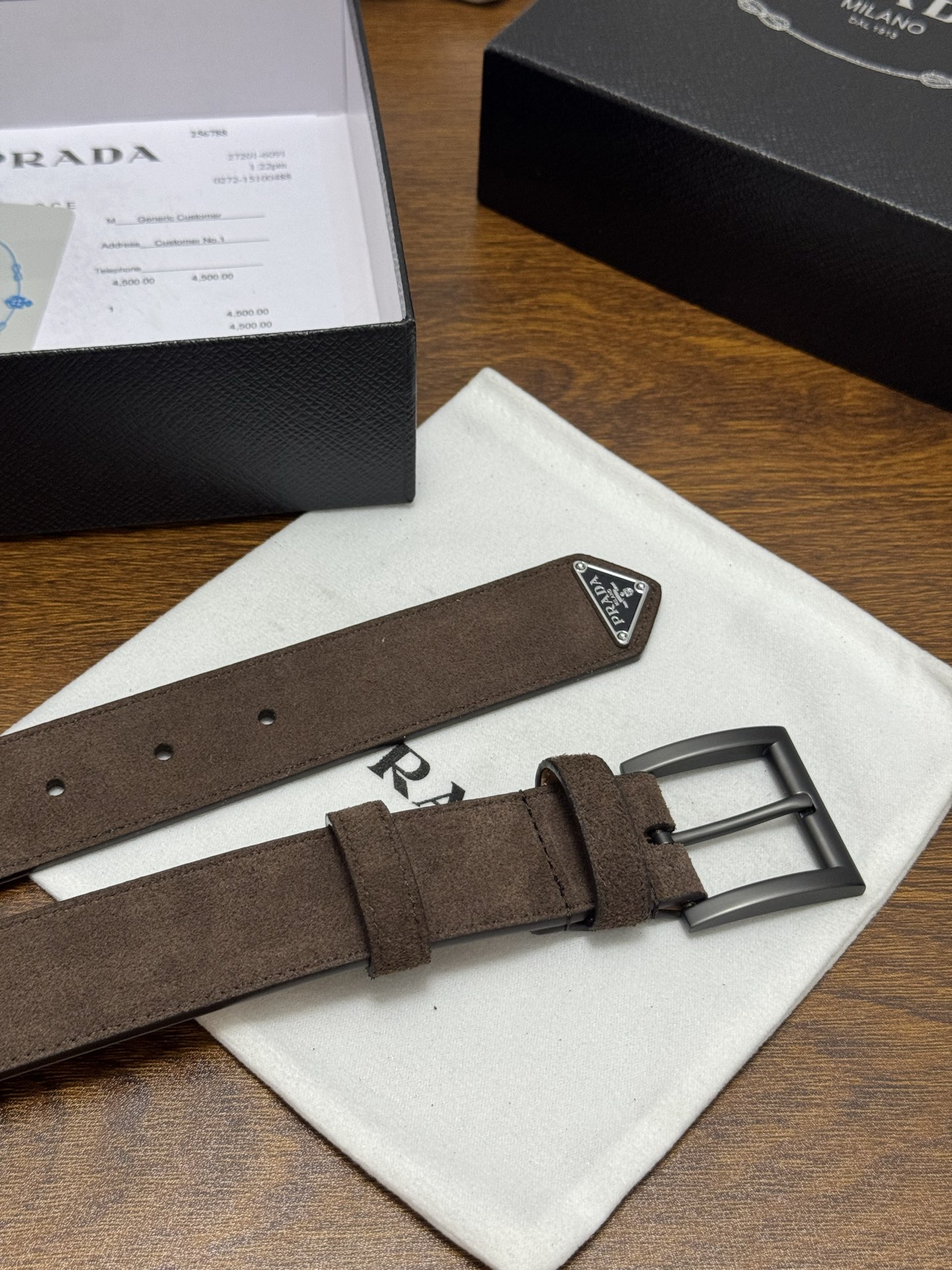 PRADA 3.5cm 颜色：咖啡绒面皮革腰带风格简约之作末端醒目装饰涂珐琅三角形金属徽标 每个细节都体