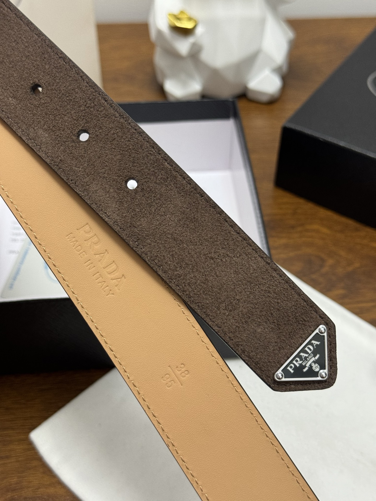 PRADA 3.5cm 颜色：咖啡绒面皮革腰带风格简约之作末端醒目装饰涂珐琅三角形金属徽标 每个细节都体