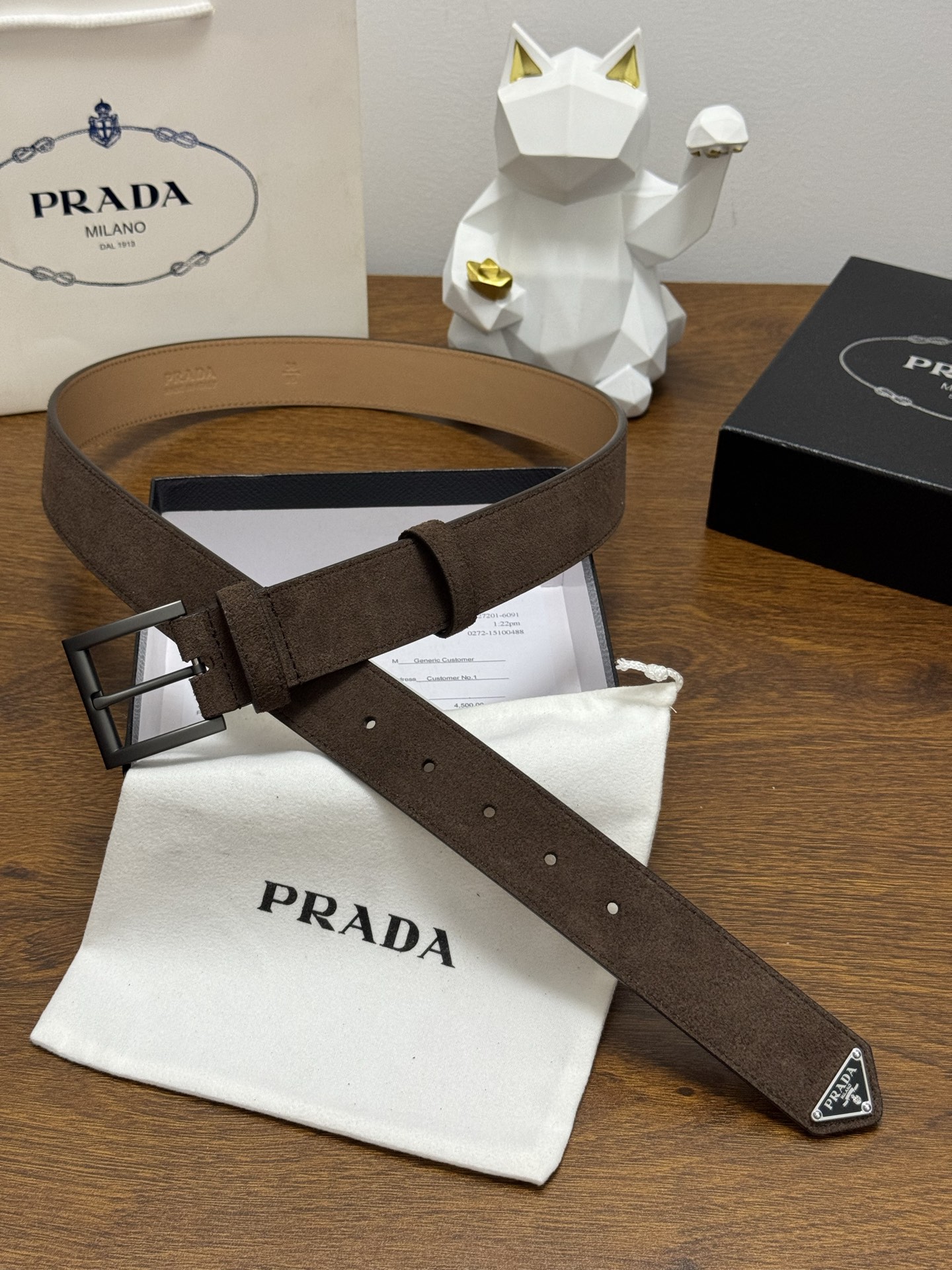 PRADA 3.5cm 颜色：咖啡绒面皮革腰带风格简约之作末端醒目装饰涂珐琅三角形金属徽标 每个细节都体