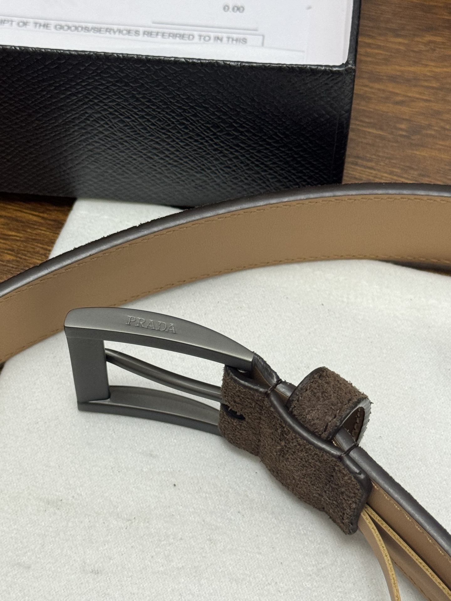 PRADA 3.5cm 颜色：咖啡绒面皮革腰带风格简约之作末端醒目装饰涂珐琅三角形金属徽标 每个细节都体