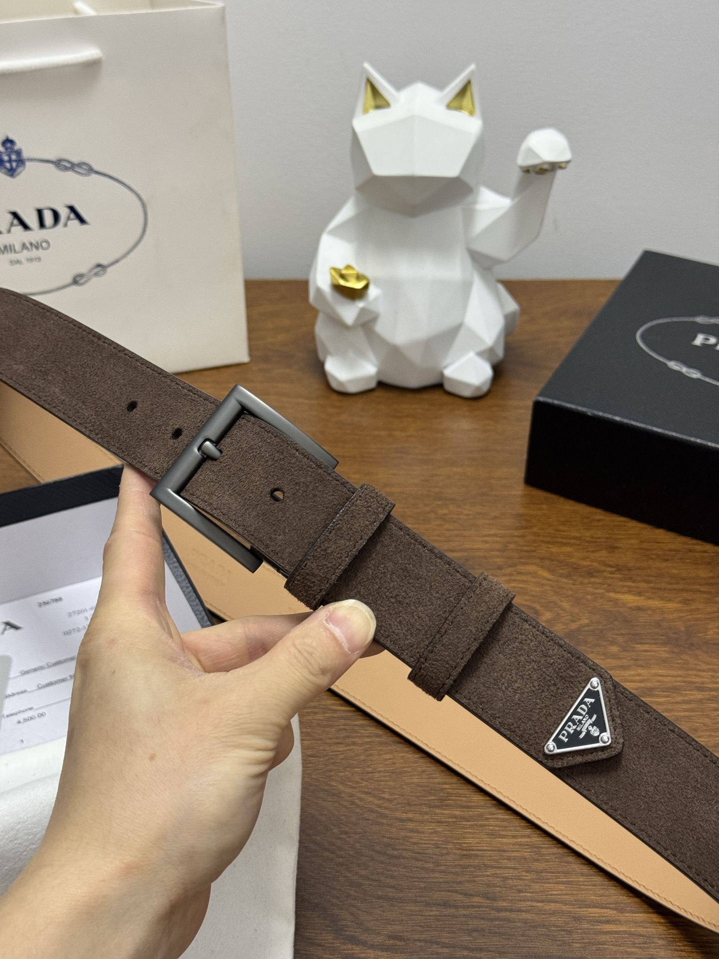 PRADA 3.5cm 颜色：咖啡绒面皮革腰带风格简约之作末端醒目装饰涂珐琅三角形金属徽标 每个细节都体