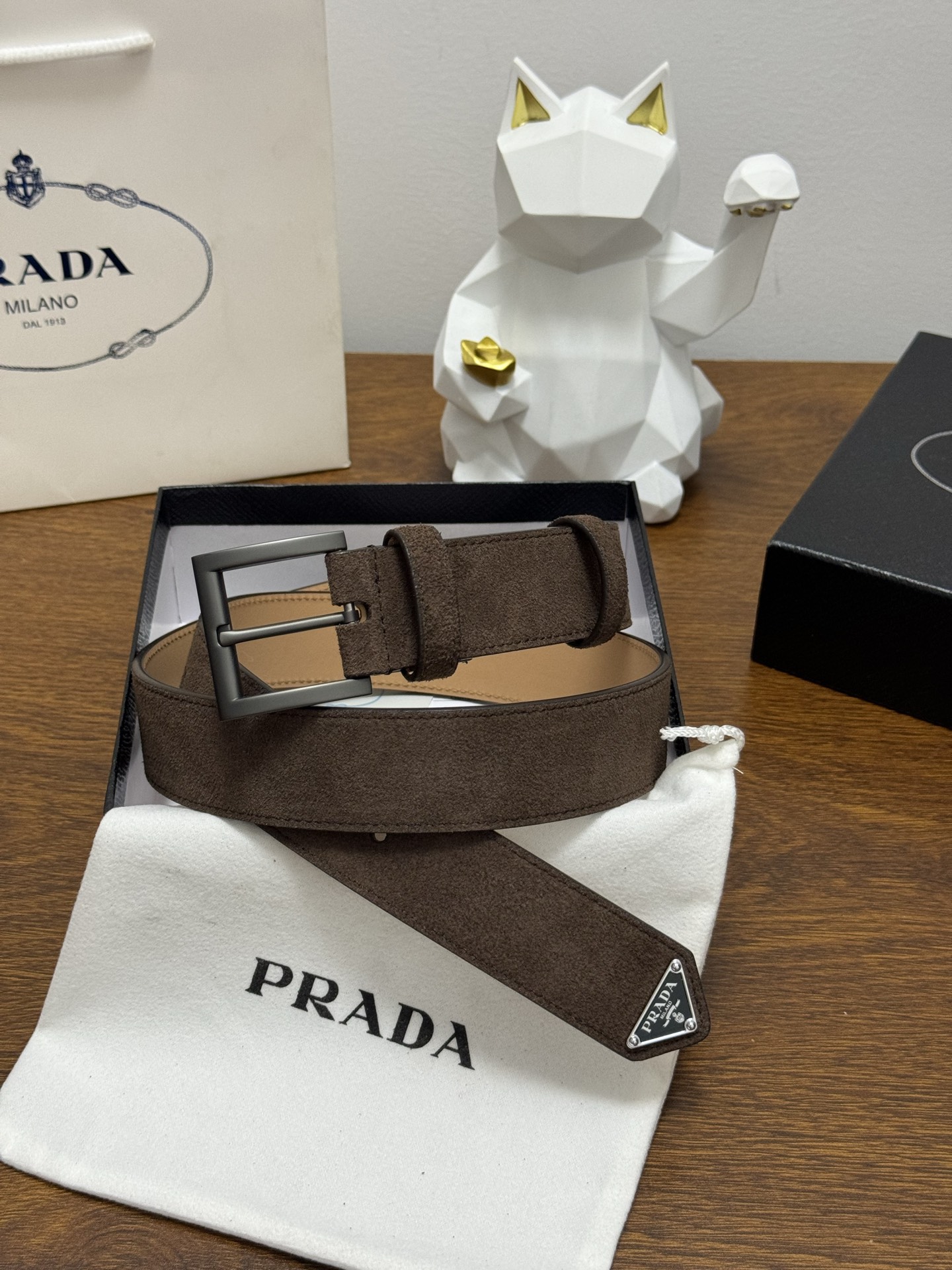 PRADA 3.5cm 颜色：咖啡绒面皮革腰带风格简约之作末端醒目装饰涂珐琅三角形金属徽标 每个细节都体