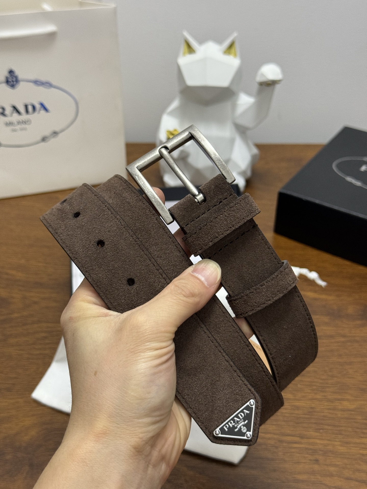 PRADA 3.5cm 颜色：咖啡绒面皮革腰带风格简约之作末端醒目装饰涂珐琅三角形金属徽标 每个细节都体