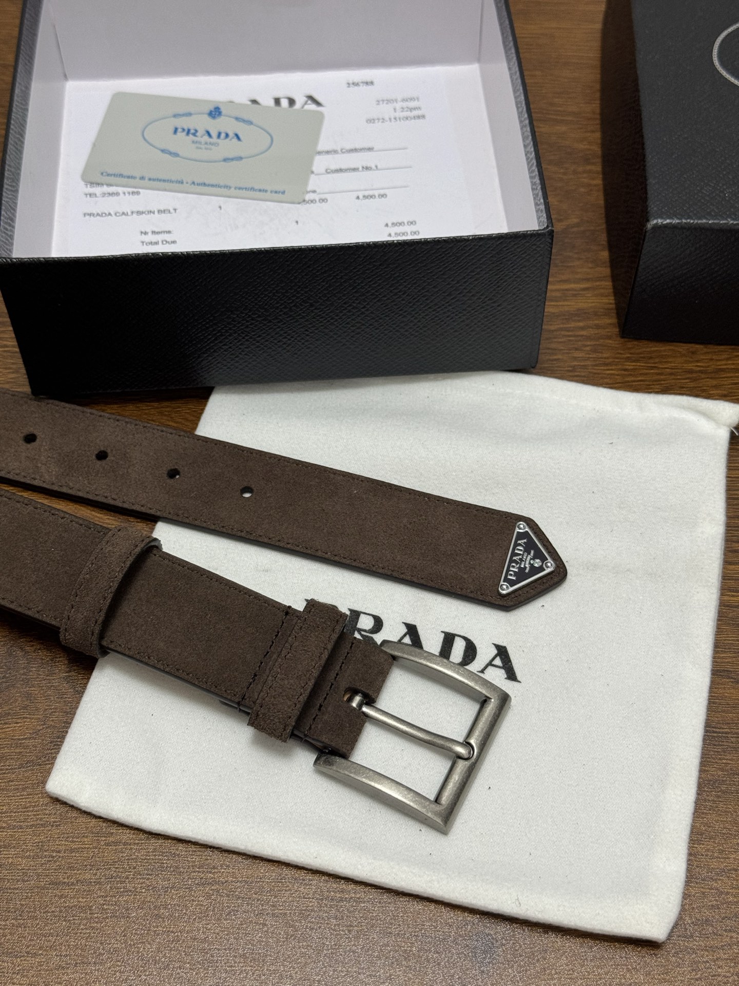 PRADA 3.5cm 颜色：咖啡绒面皮革腰带风格简约之作末端醒目装饰涂珐琅三角形金属徽标 每个细节都体