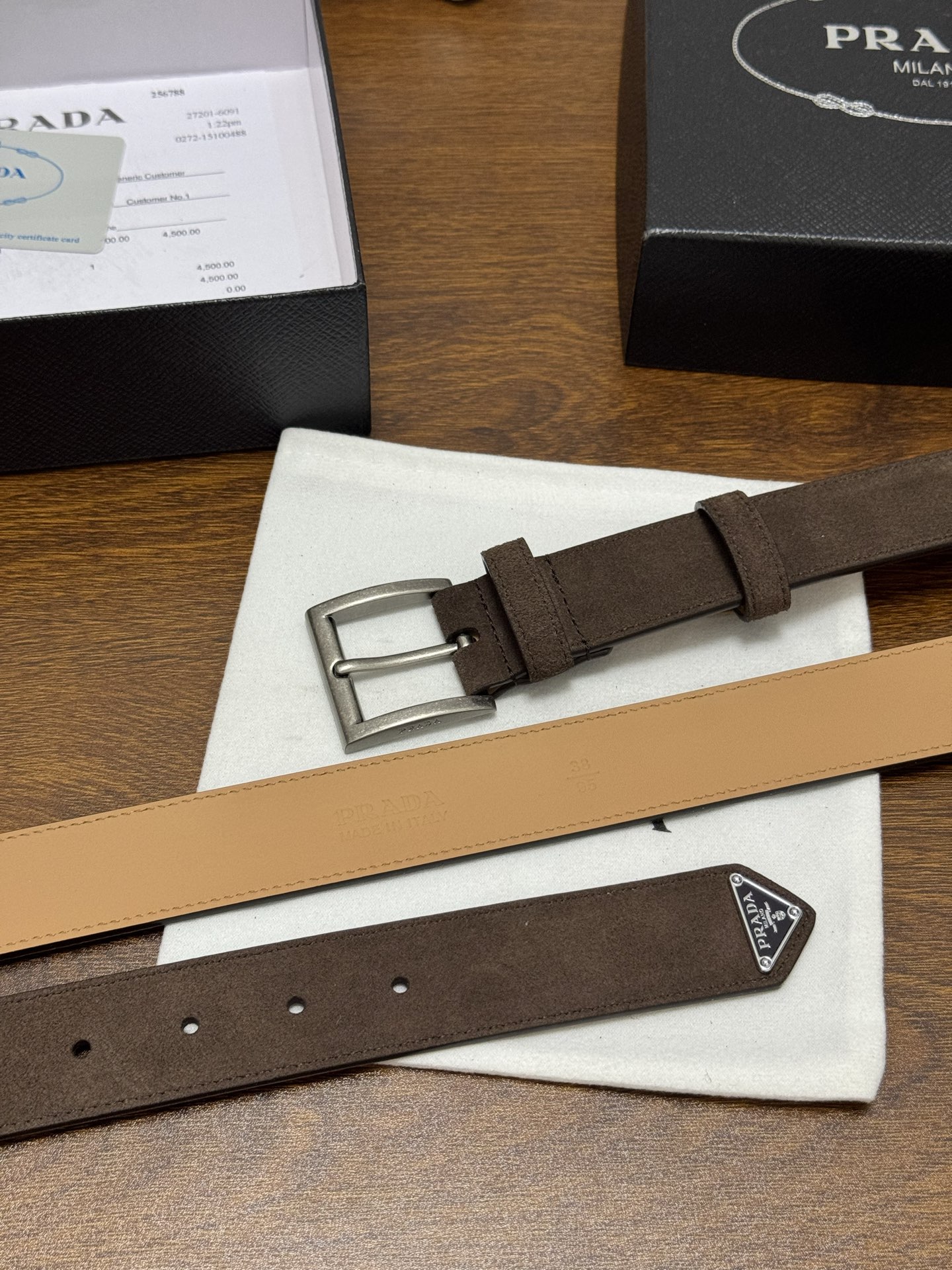 PRADA 3.5cm 颜色：咖啡绒面皮革腰带风格简约之作末端醒目装饰涂珐琅三角形金属徽标 每个细节都体