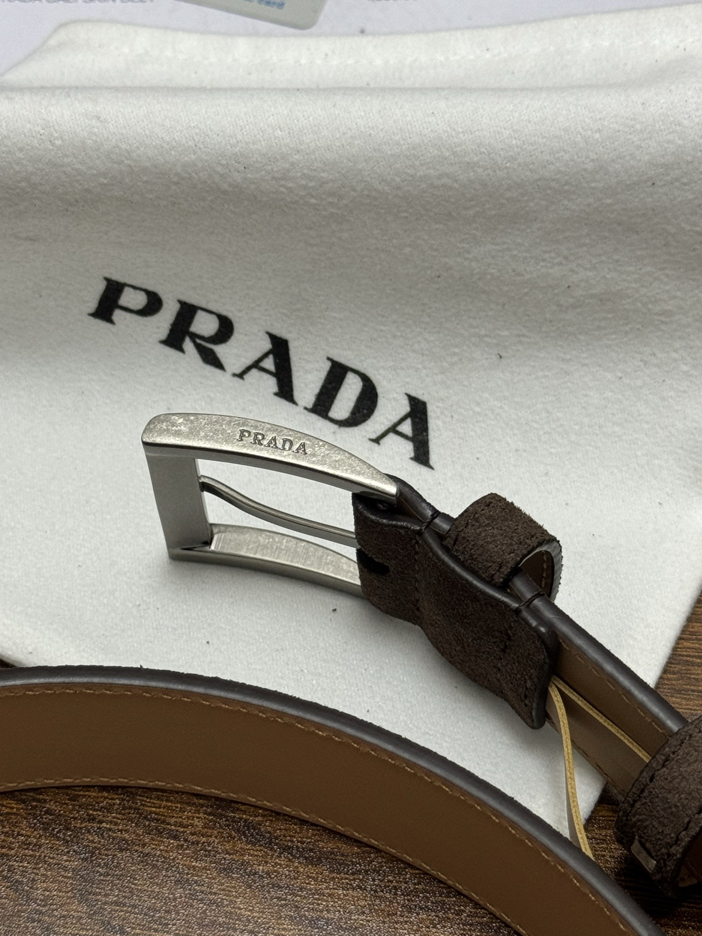 PRADA 3.5cm 颜色：咖啡绒面皮革腰带风格简约之作末端醒目装饰涂珐琅三角形金属徽标 每个细节都体