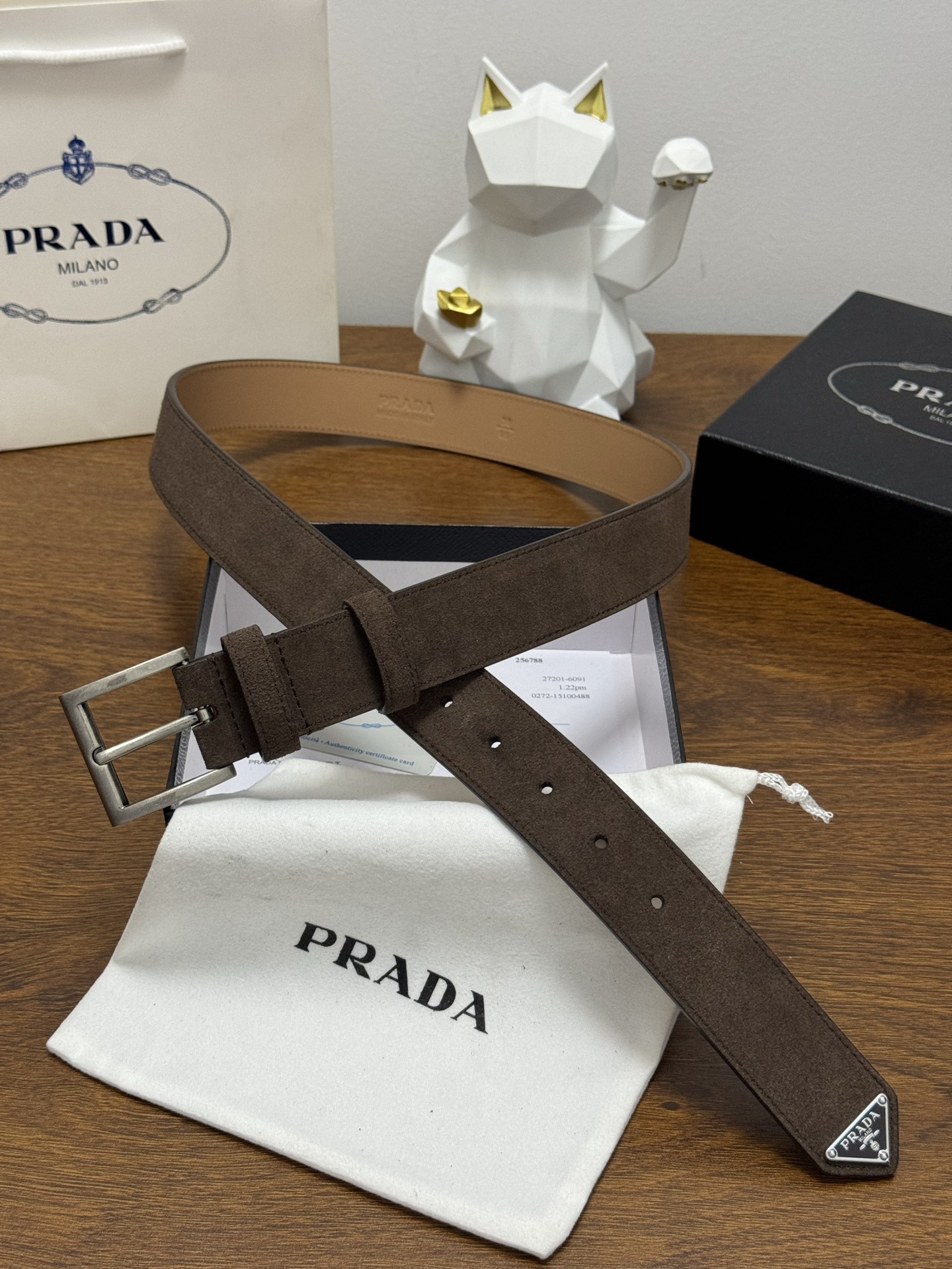 PRADA 3.5cm 颜色：咖啡绒面皮革腰带风格简约之作末端醒目装饰涂珐琅三角形金属徽标 每个细节都体