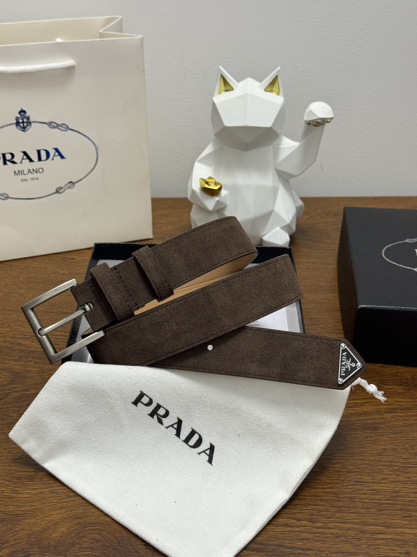 PRADA 3.5cm 颜色：咖啡绒面皮革腰带风格简约之作末端醒目装饰涂珐琅三角形金属徽标 每个细节都体