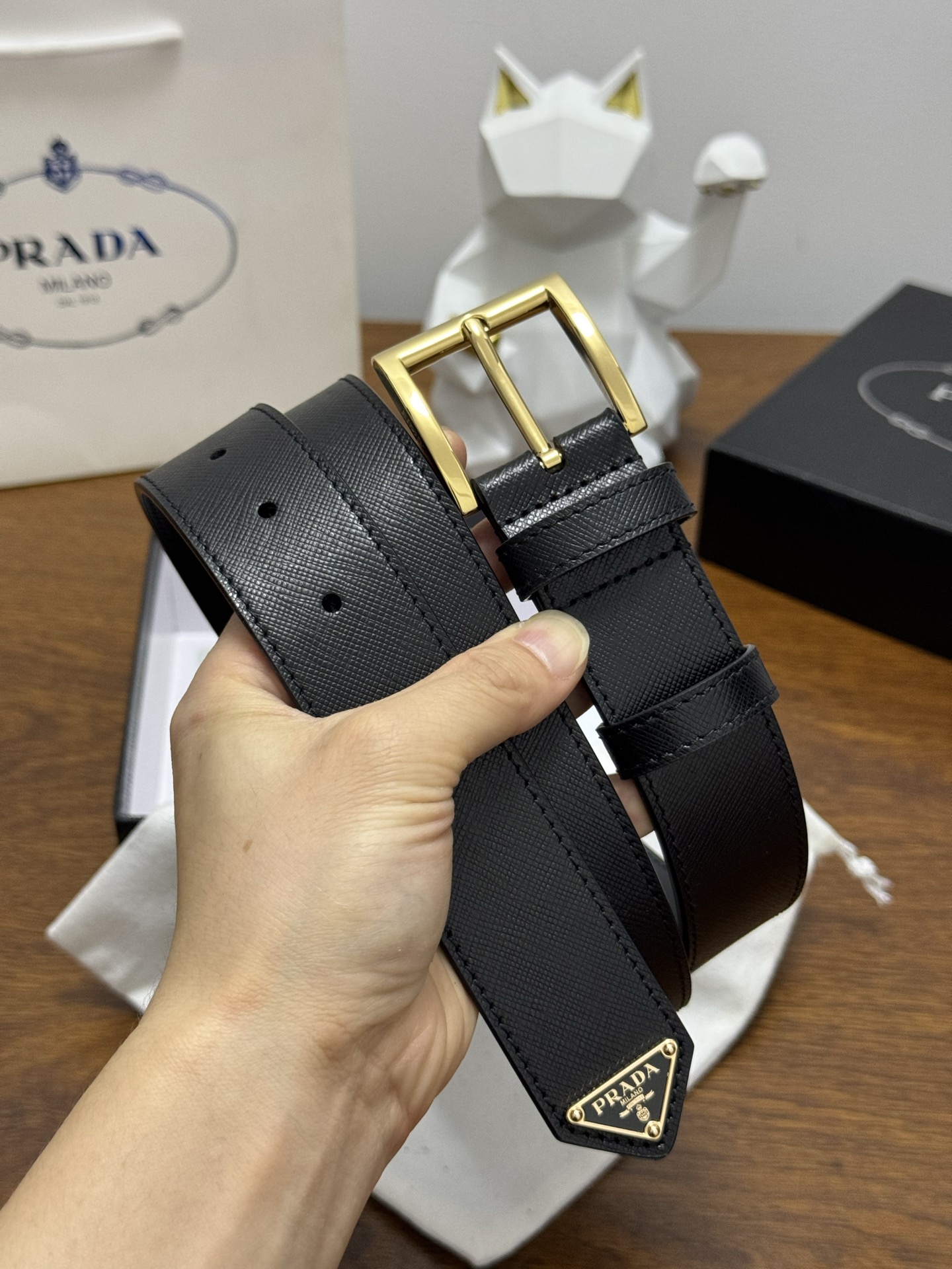 PRADA 3.5cm 颜色：黑色十字纹皮革腰带风格简约之作末端醒目装饰涂珐琅三角形金属徽标 每个细节都