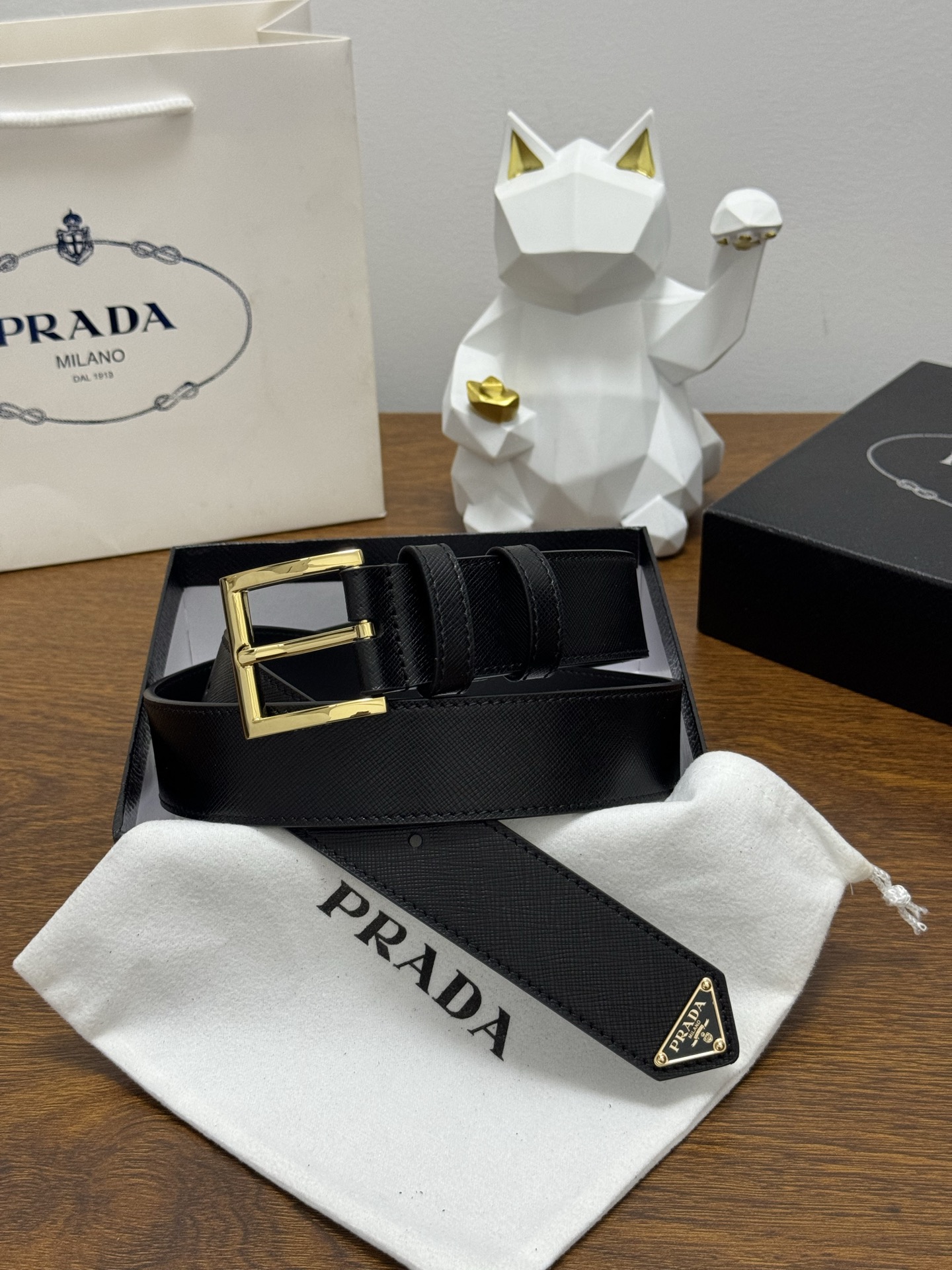 PRADA 3.5cm 颜色：黑色十字纹皮革腰带风格简约之作末端醒目装饰涂珐琅三角形金属徽标 每个细节都