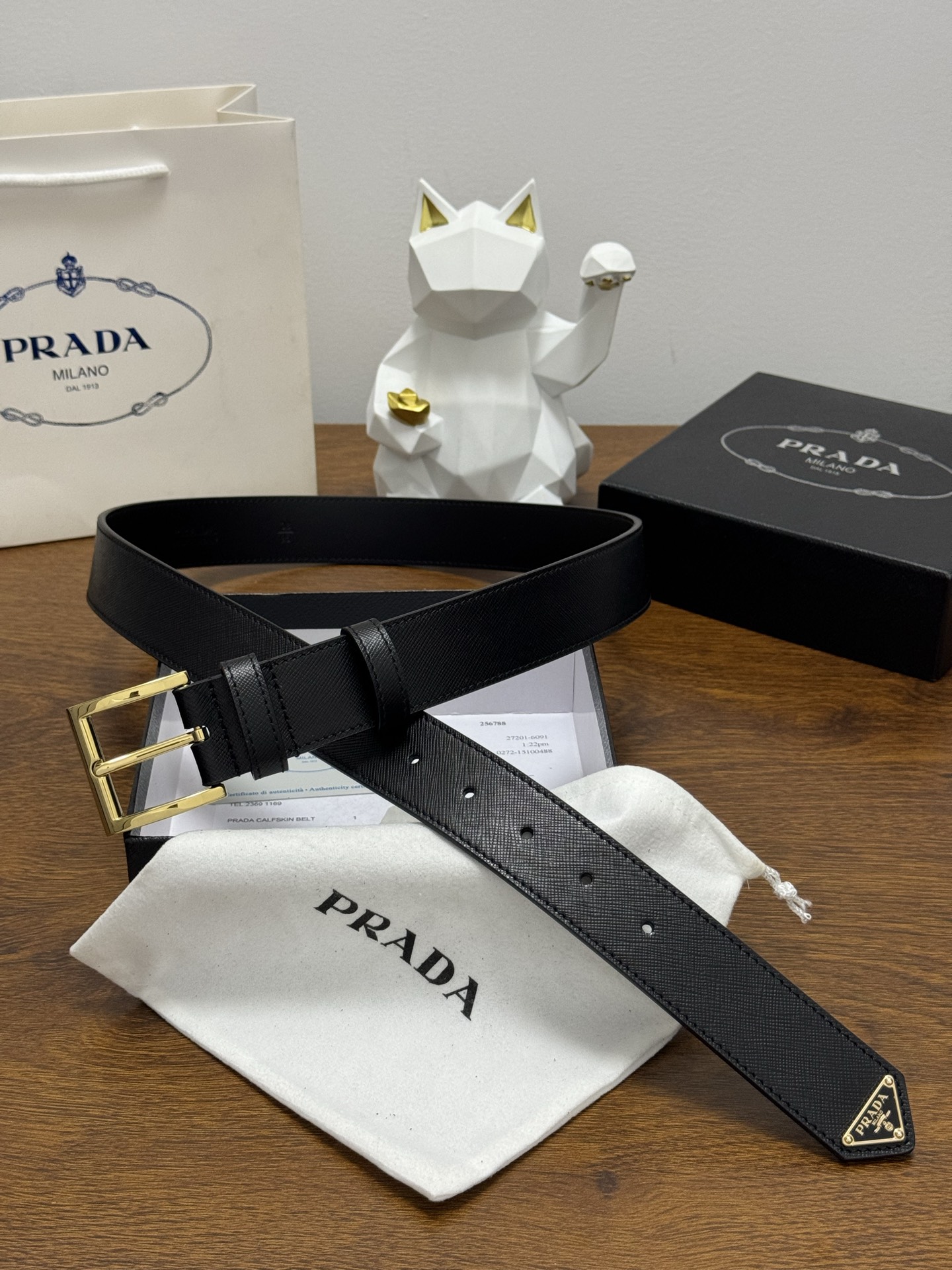 PRADA 3.5cm 颜色：黑色十字纹皮革腰带风格简约之作末端醒目装饰涂珐琅三角形金属徽标 每个细节都
