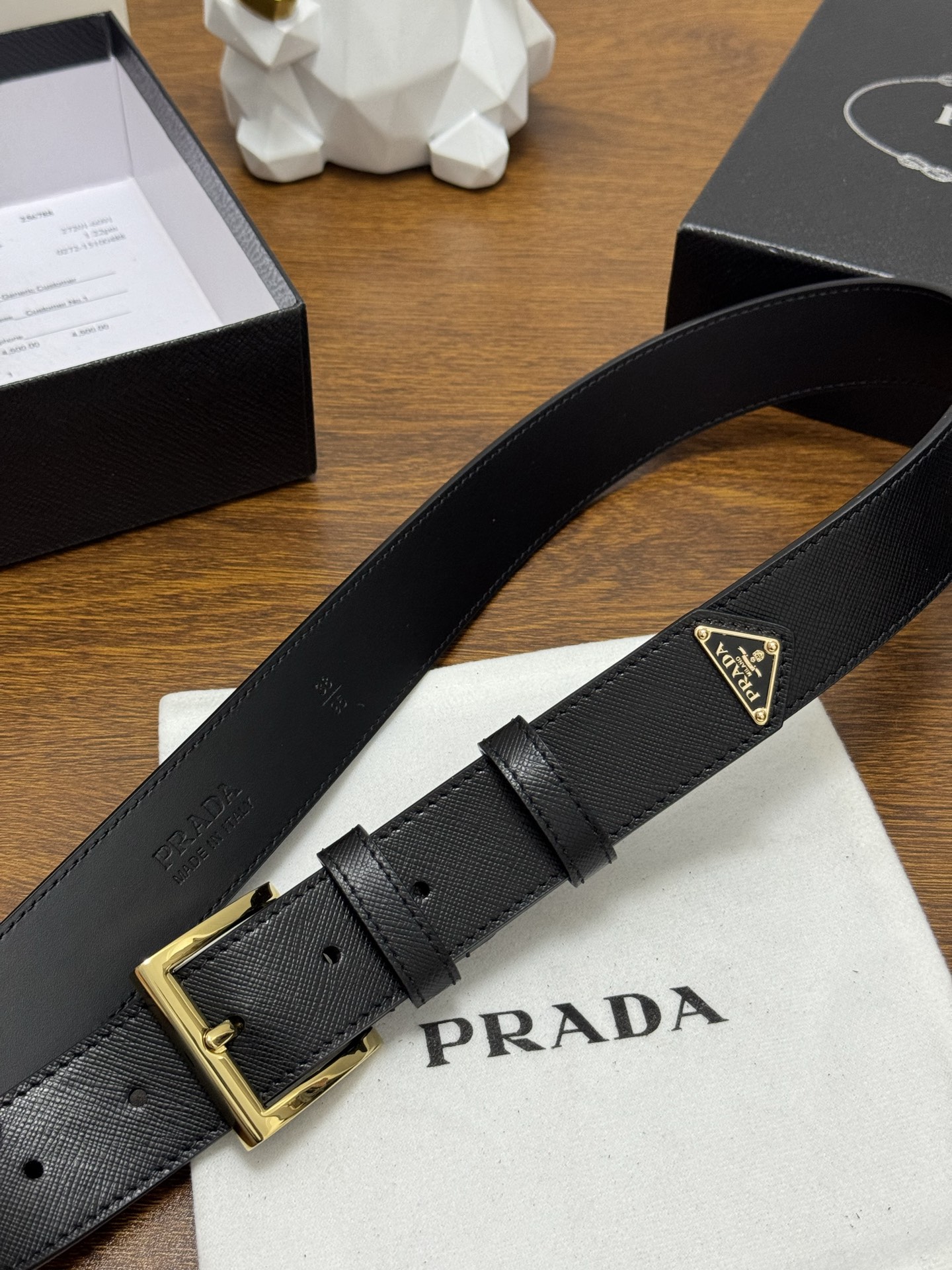 PRADA 3.5cm 颜色：黑色十字纹皮革腰带风格简约之作末端醒目装饰涂珐琅三角形金属徽标 每个细节都