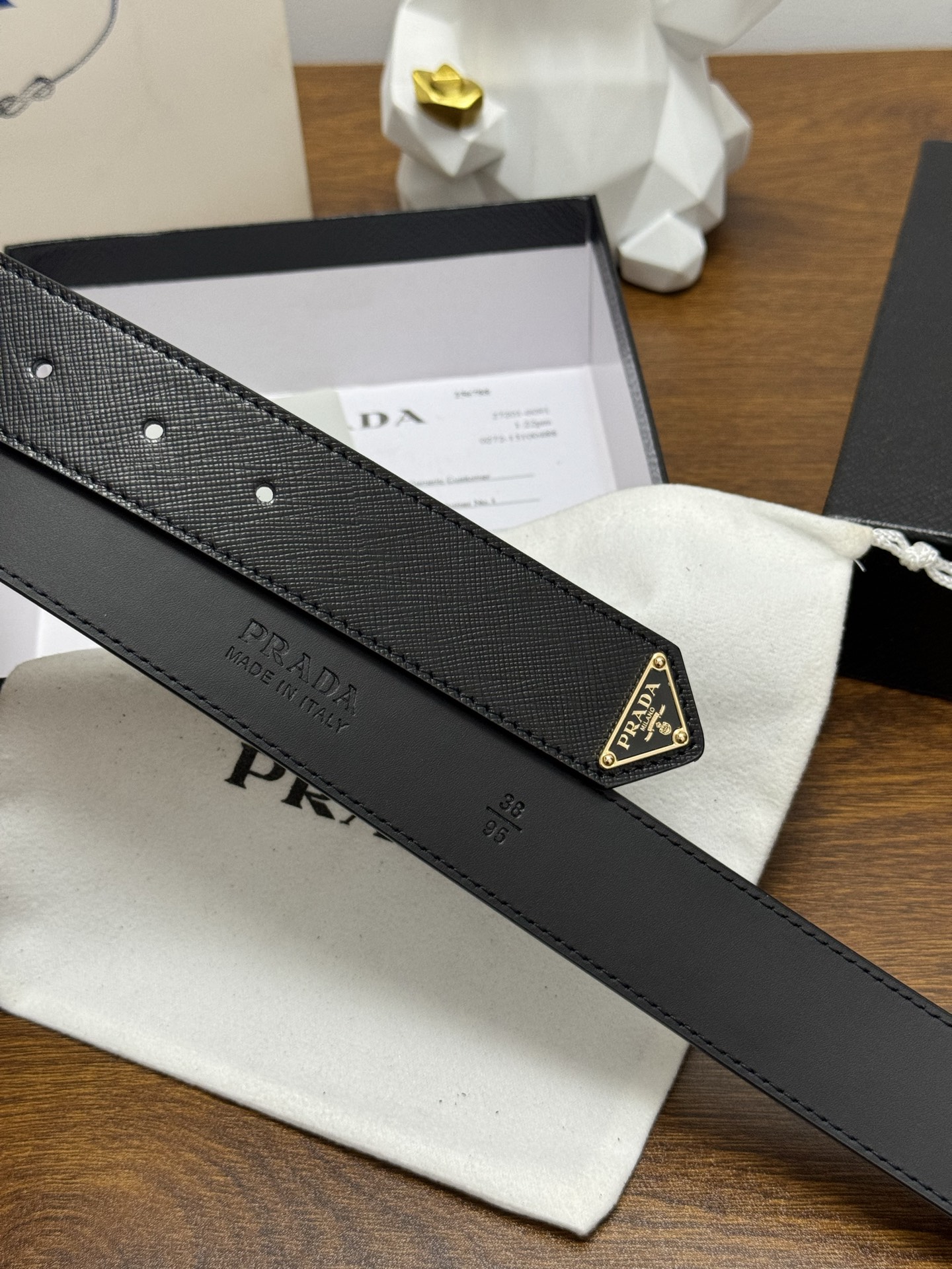 PRADA 3.5cm 颜色：黑色十字纹皮革腰带风格简约之作末端醒目装饰涂珐琅三角形金属徽标 每个细节都