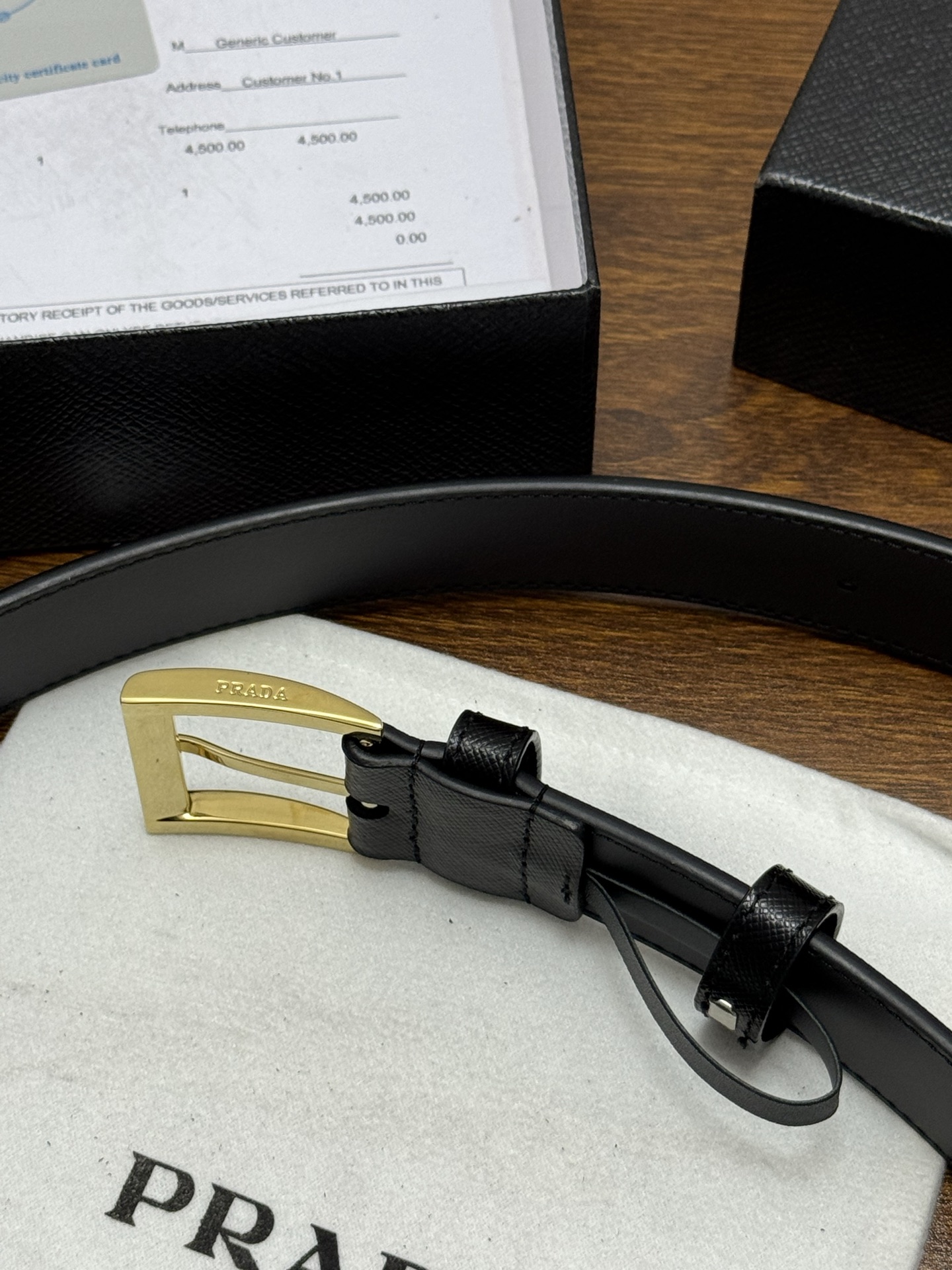 PRADA 3.5cm 颜色：黑色十字纹皮革腰带风格简约之作末端醒目装饰涂珐琅三角形金属徽标 每个细节都