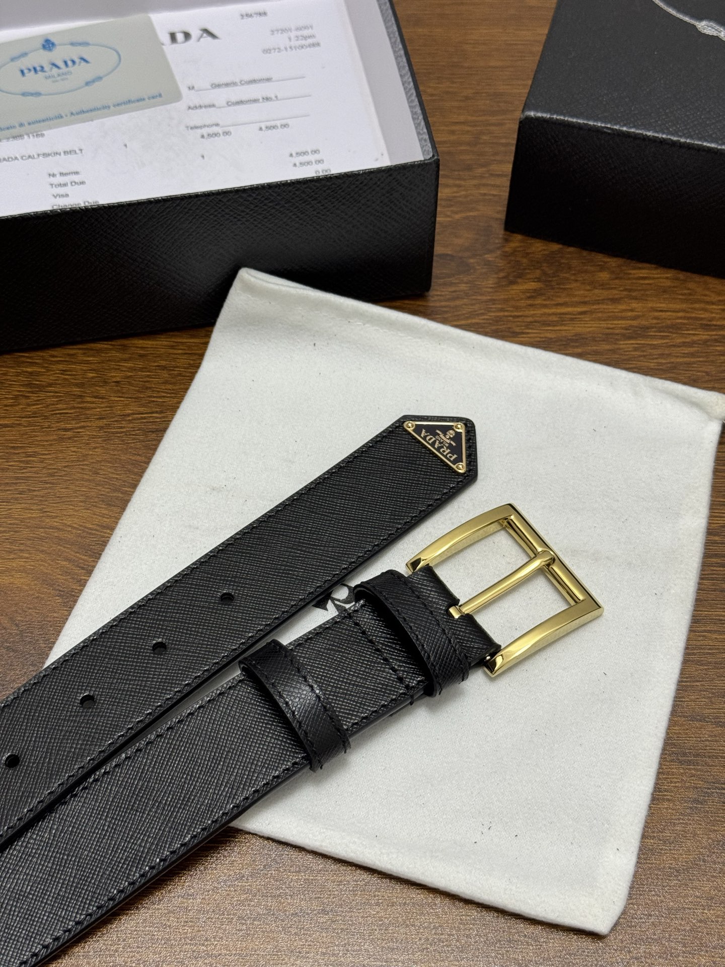 PRADA 3.5cm 颜色：黑色十字纹皮革腰带风格简约之作末端醒目装饰涂珐琅三角形金属徽标 每个细节都