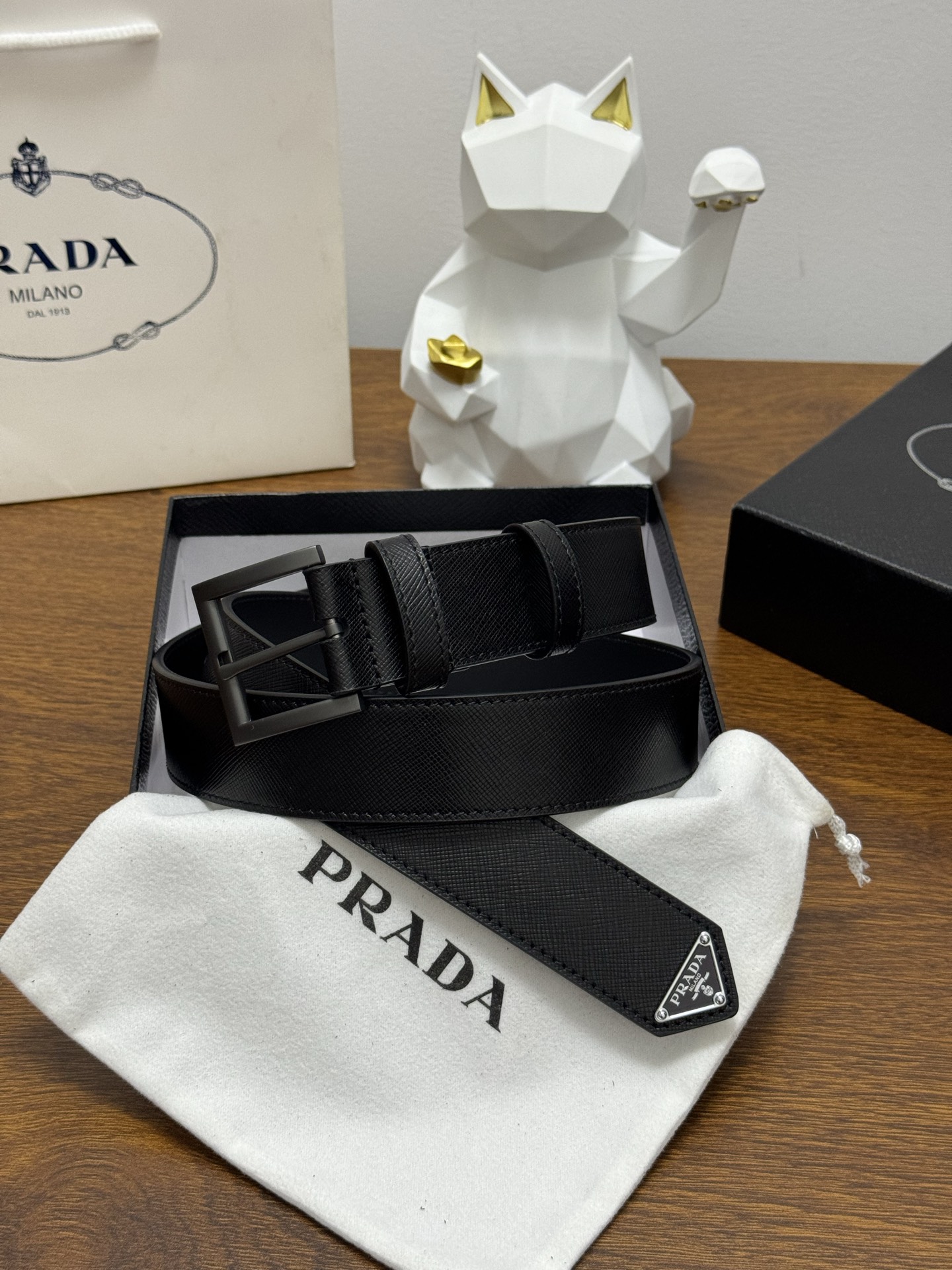PRADA 3.5cm 颜色：黑色十字纹皮革腰带风格简约之作末端醒目装饰涂珐琅三角形金属徽标 每个细节都