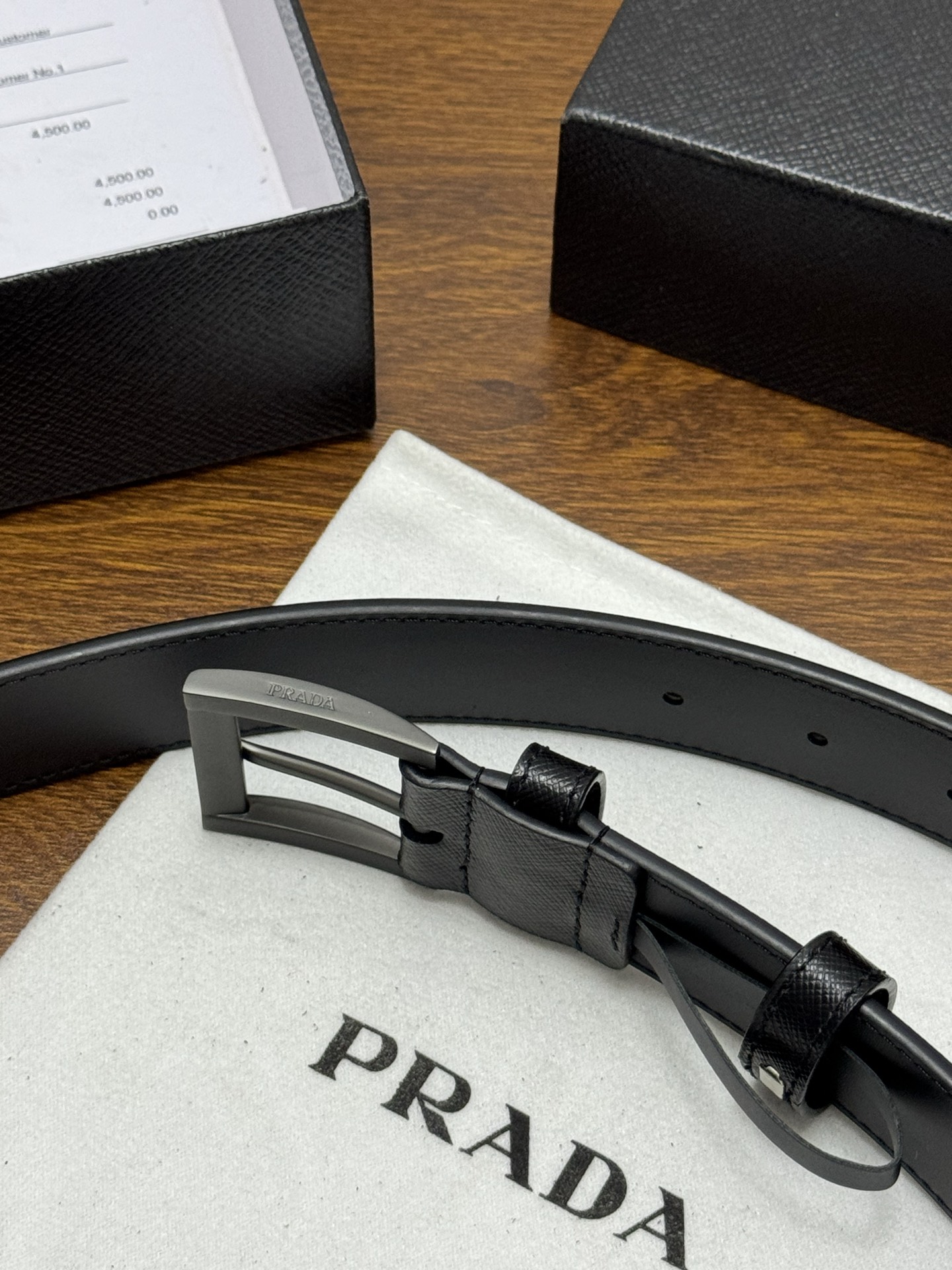 PRADA 3.5cm 颜色：黑色十字纹皮革腰带风格简约之作末端醒目装饰涂珐琅三角形金属徽标 每个细节都