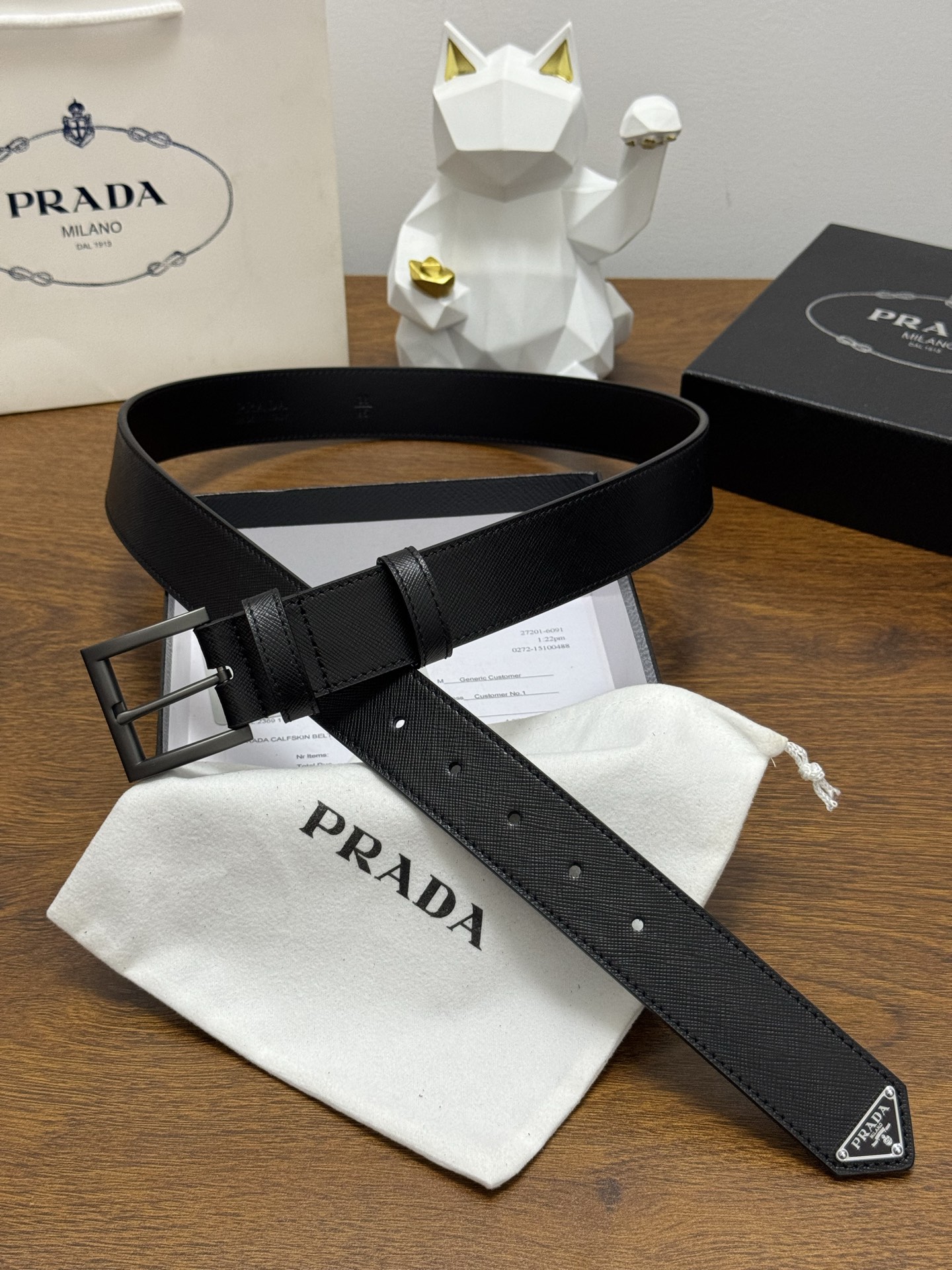 PRADA 3.5cm 颜色：黑色十字纹皮革腰带风格简约之作末端醒目装饰涂珐琅三角形金属徽标 每个细节都