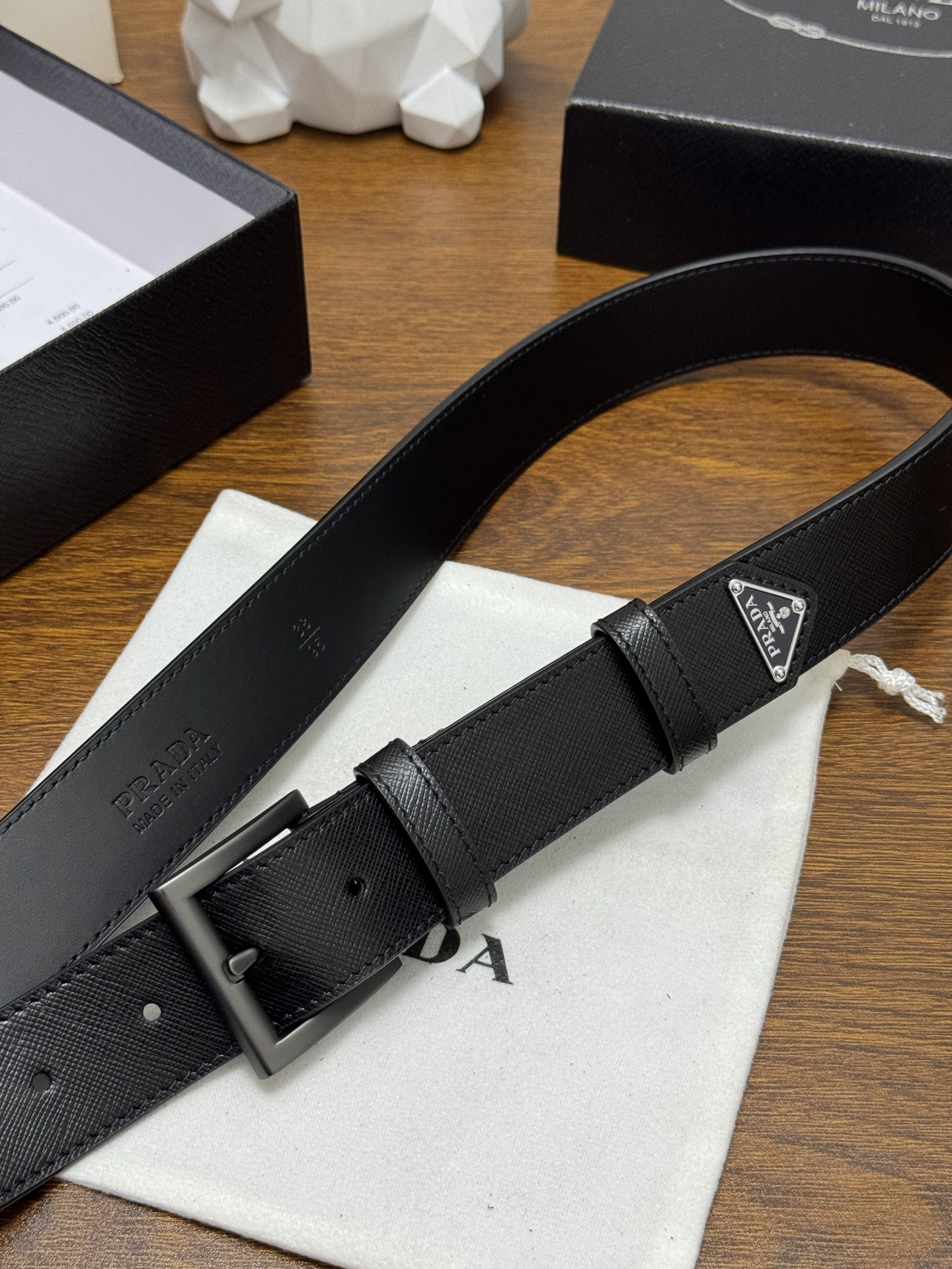 PRADA 3.5cm 颜色：黑色十字纹皮革腰带风格简约之作末端醒目装饰涂珐琅三角形金属徽标 每个细节都