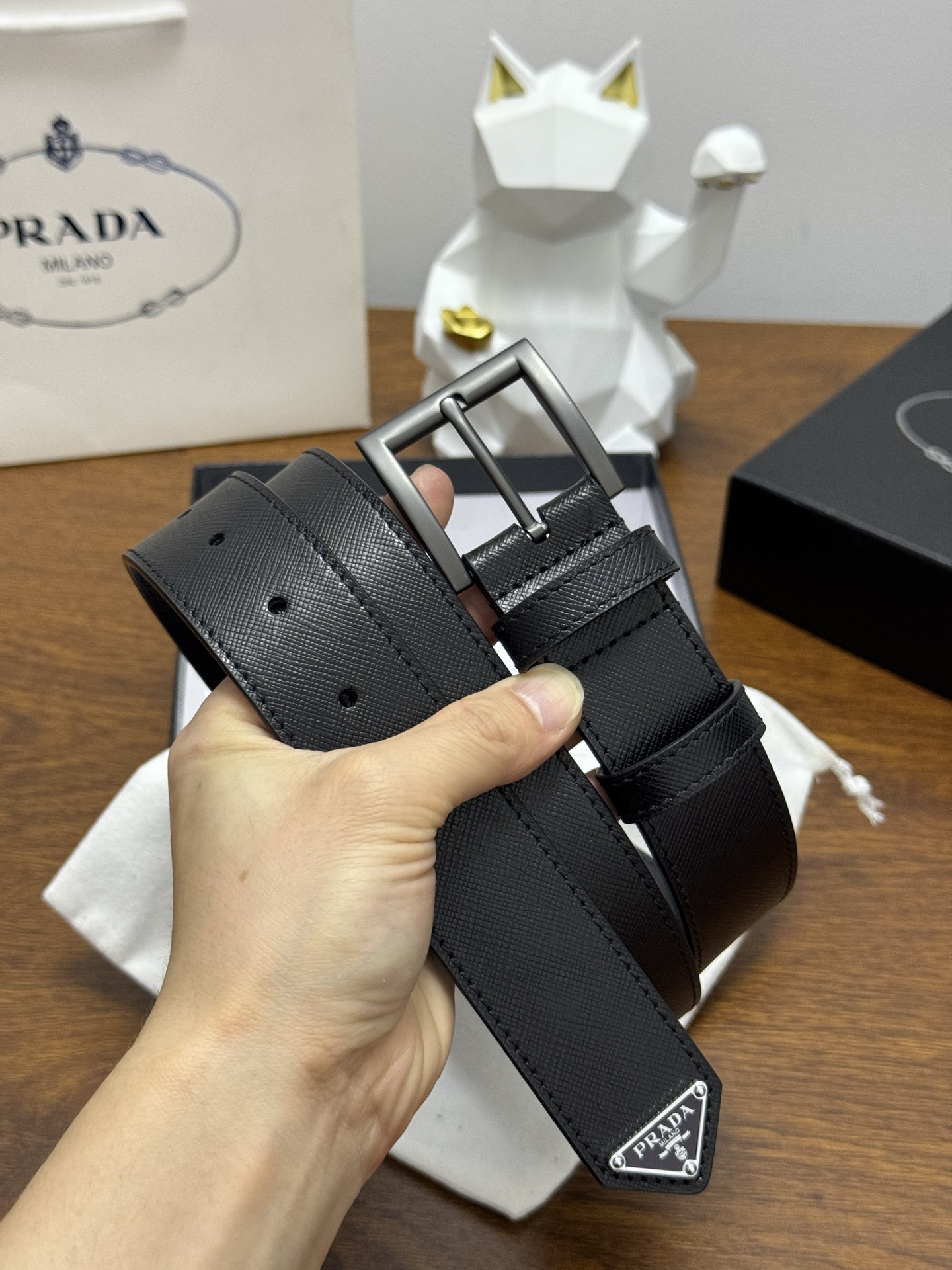 PRADA 3.5cm 颜色：黑色十字纹皮革腰带风格简约之作末端醒目装饰涂珐琅三角形金属徽标 每个细节都