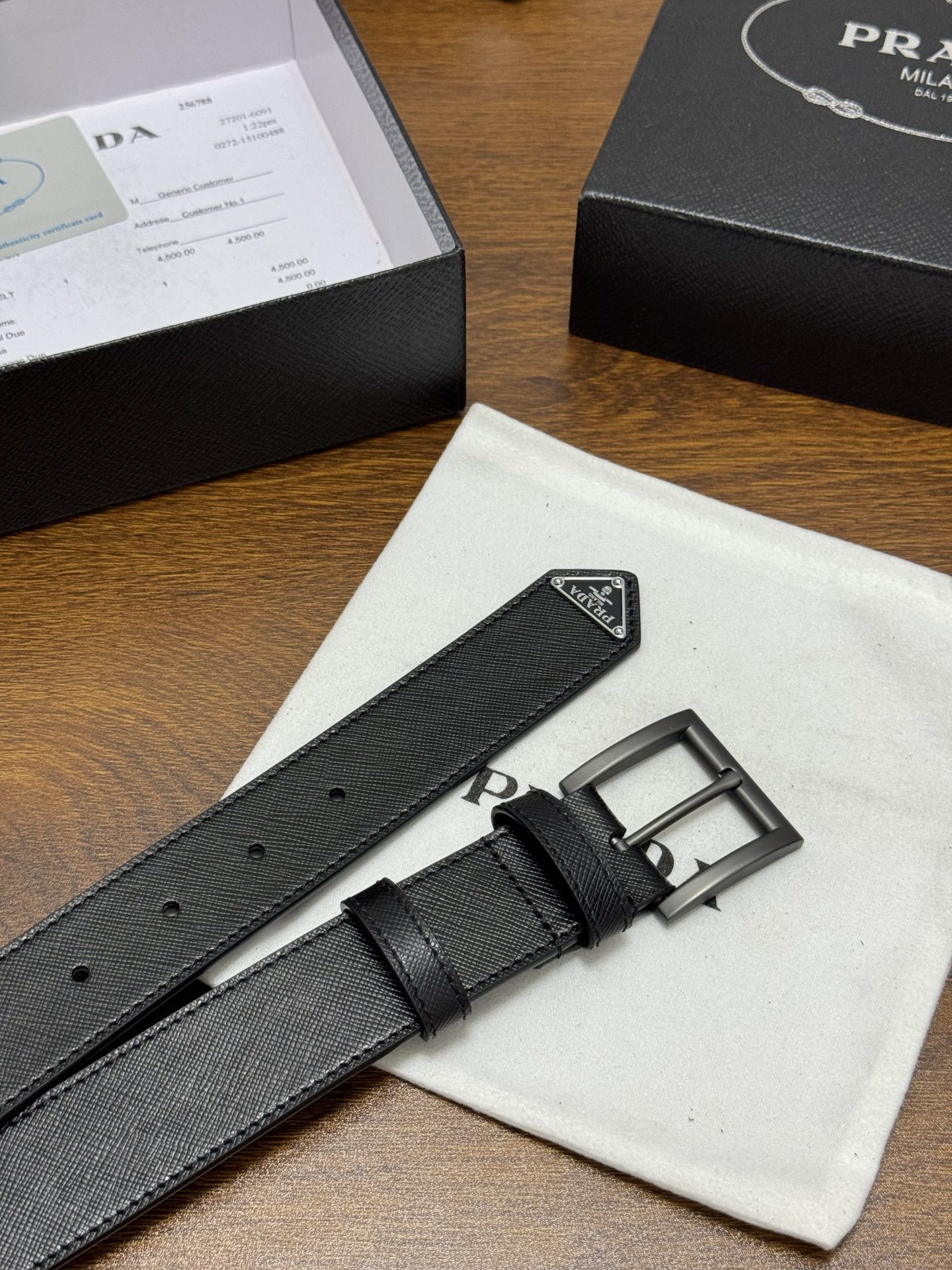 PRADA 3.5cm 颜色：黑色十字纹皮革腰带风格简约之作末端醒目装饰涂珐琅三角形金属徽标 每个细节都