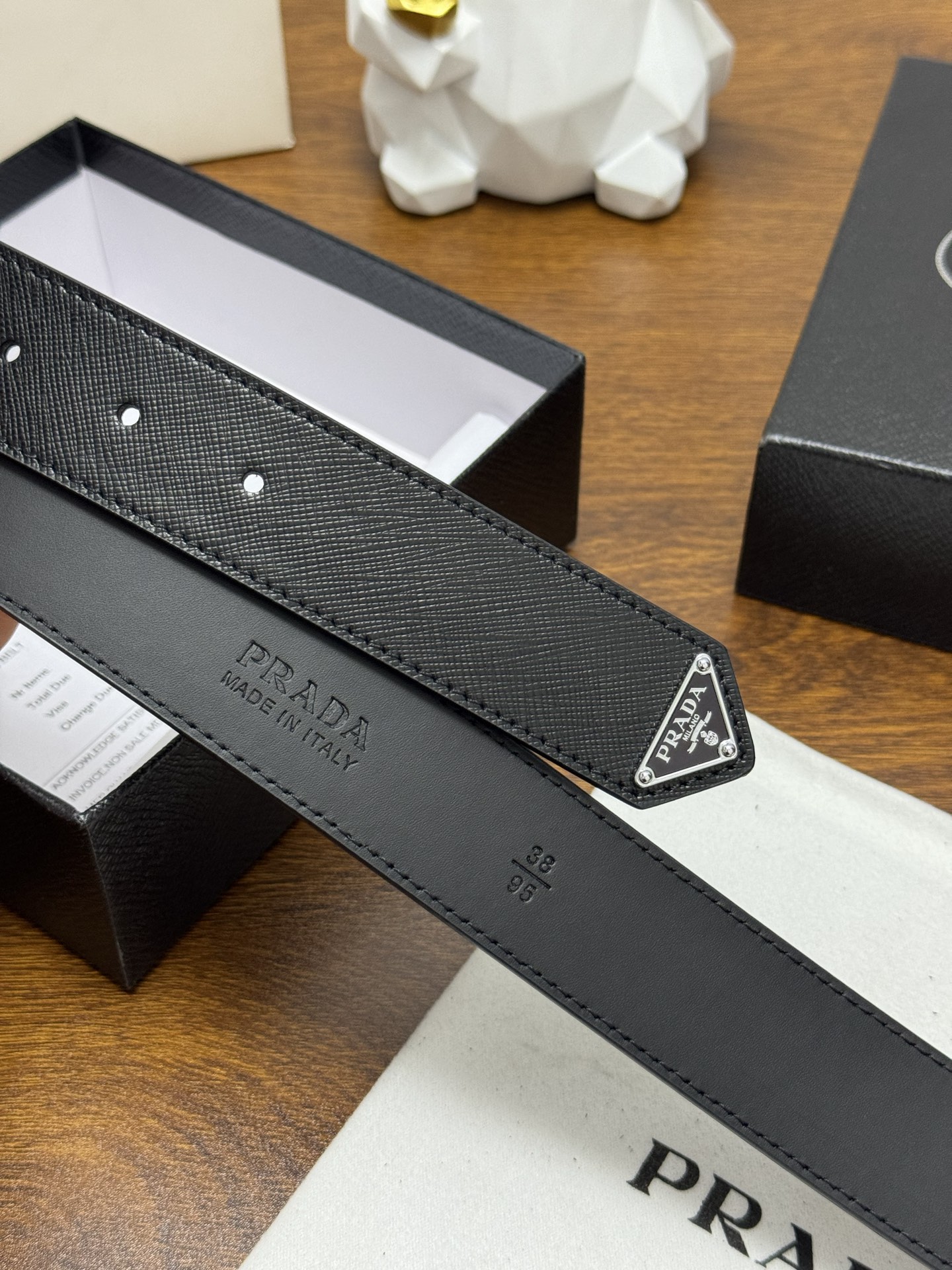 PRADA 3.5cm 颜色：黑色十字纹皮革腰带风格简约之作末端醒目装饰涂珐琅三角形金属徽标 每个细节都