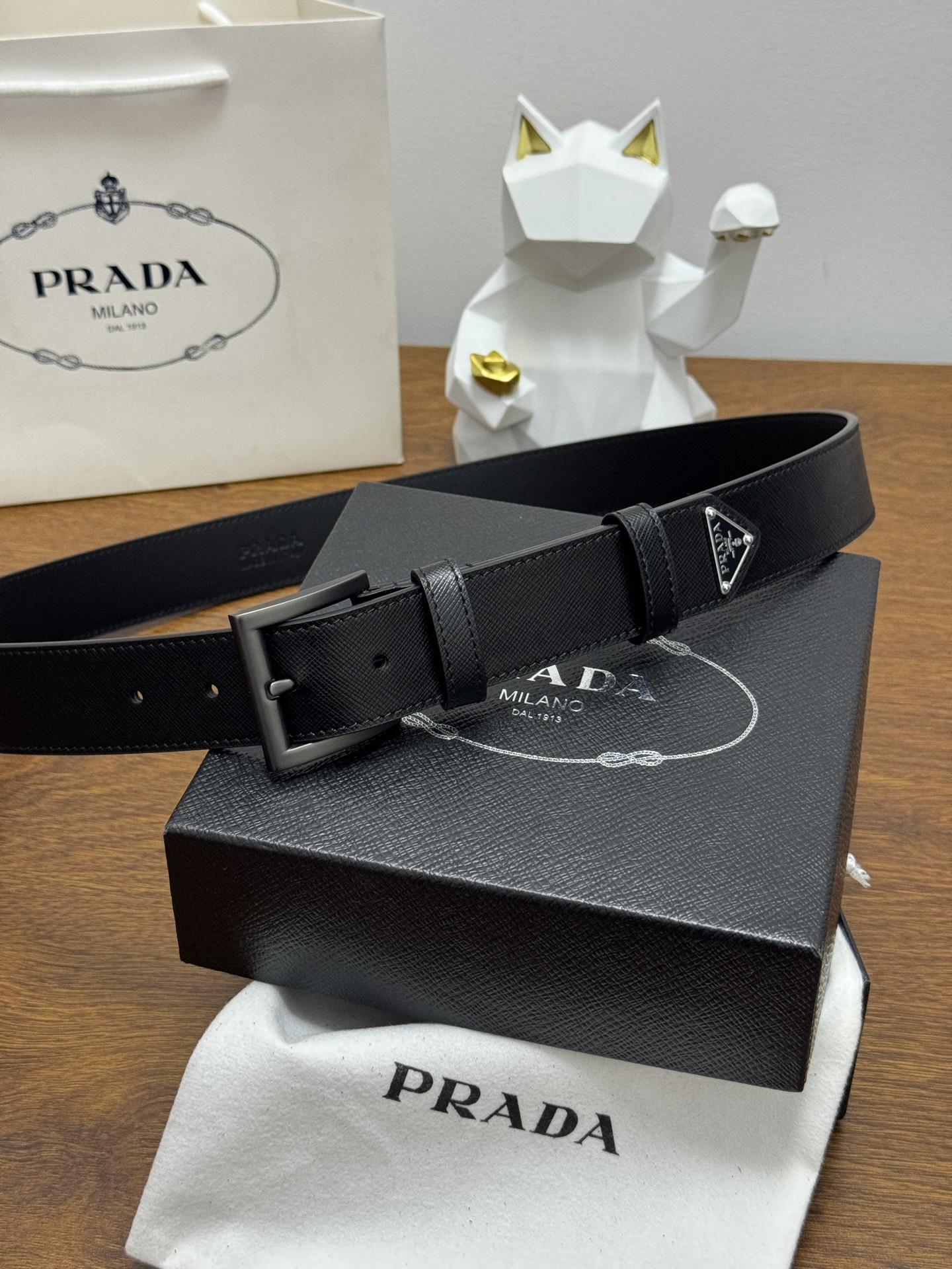 PRADA 3.5cm 颜色：黑色十字纹皮革腰带风格简约之作末端醒目装饰涂珐琅三角形金属徽标 每个细节都