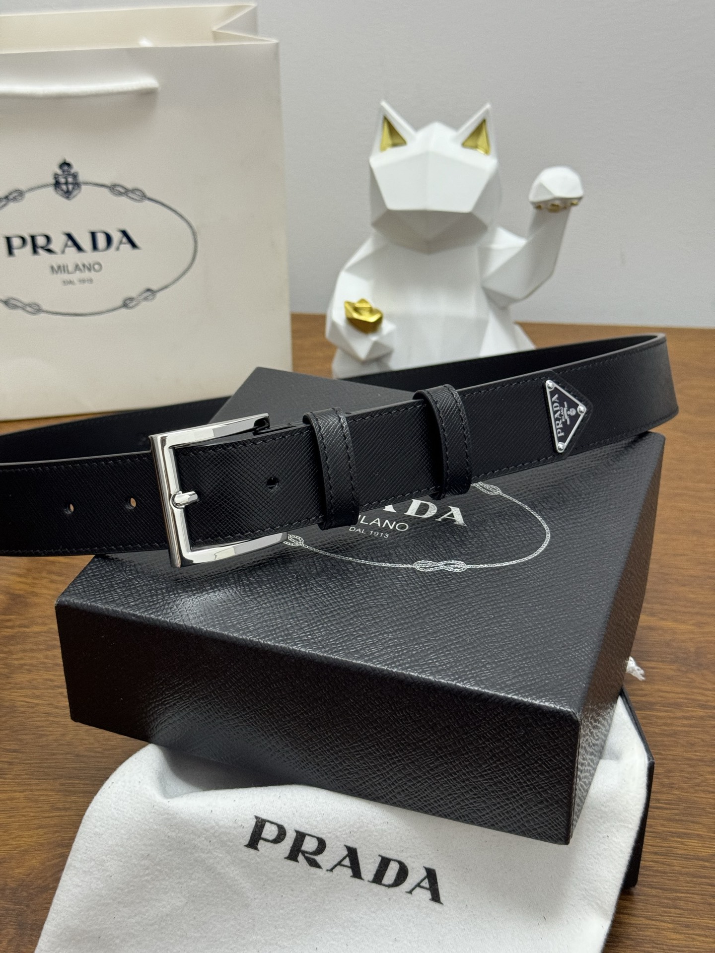 PRADA 3.5cm 颜色：黑色十字纹皮革腰带风格简约之作末端醒目装饰涂珐琅三角形金属徽标 每个细节都