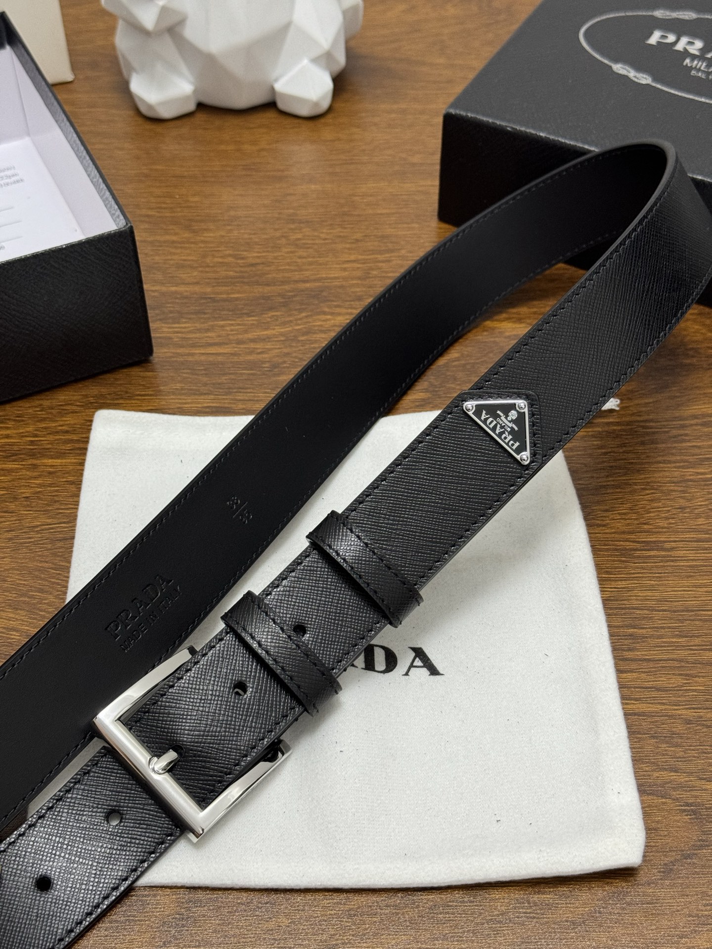 PRADA 3.5cm 颜色：黑色十字纹皮革腰带风格简约之作末端醒目装饰涂珐琅三角形金属徽标 每个细节都