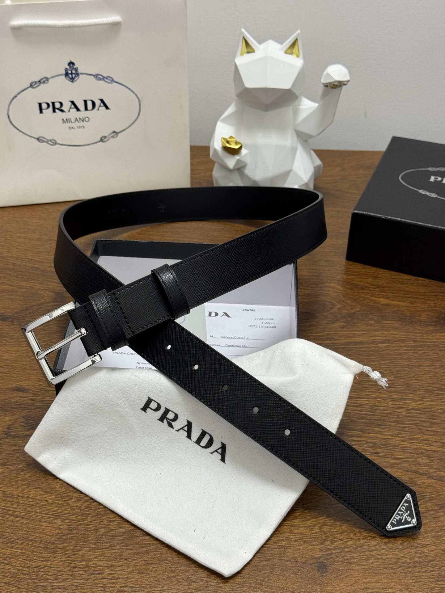 PRADA 3.5cm 颜色：黑色十字纹皮革腰带风格简约之作末端醒目装饰涂珐琅三角形金属徽标 每个细节都