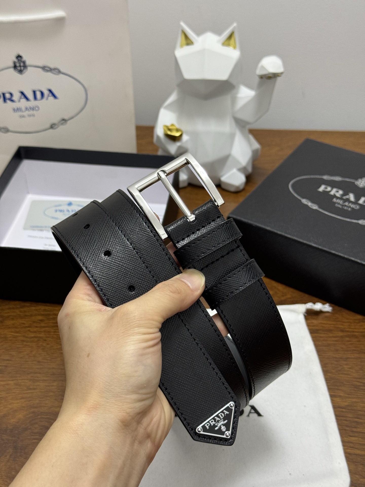 PRADA 3.5cm 颜色：黑色十字纹皮革腰带风格简约之作末端醒目装饰涂珐琅三角形金属徽标 每个细节都