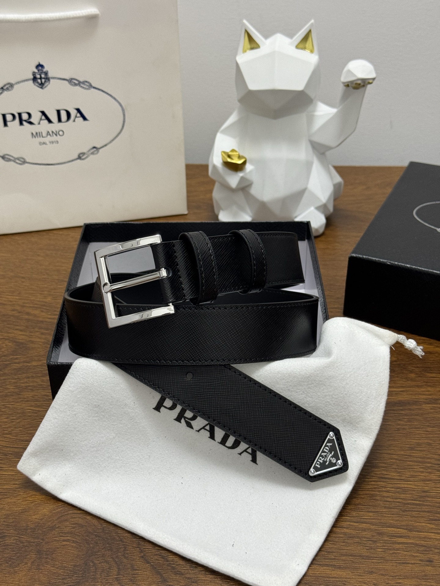 PRADA 3.5cm 颜色：黑色十字纹皮革腰带风格简约之作末端醒目装饰涂珐琅三角形金属徽标 每个细节都