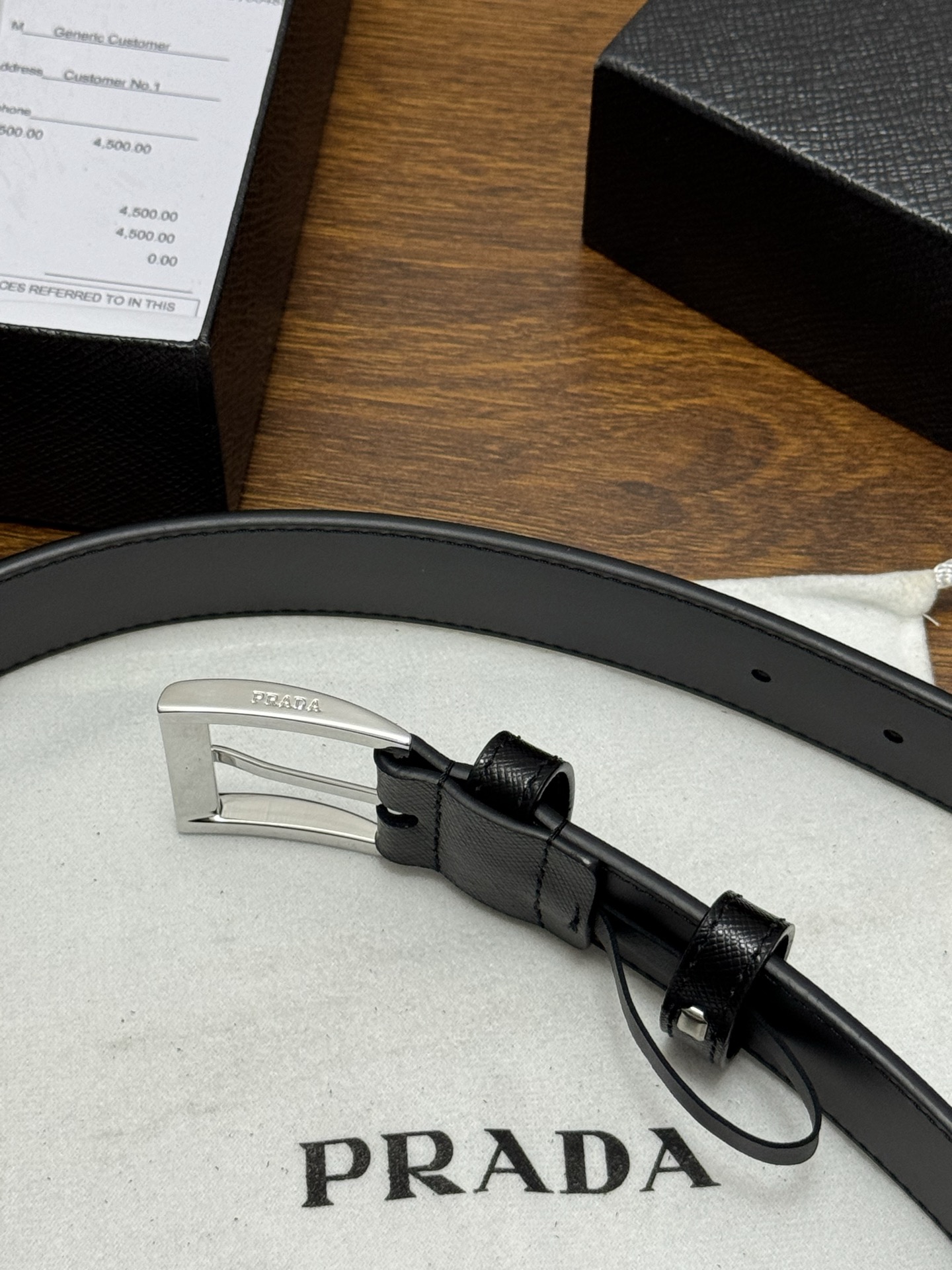 PRADA 3.5cm 颜色：黑色十字纹皮革腰带风格简约之作末端醒目装饰涂珐琅三角形金属徽标 每个细节都